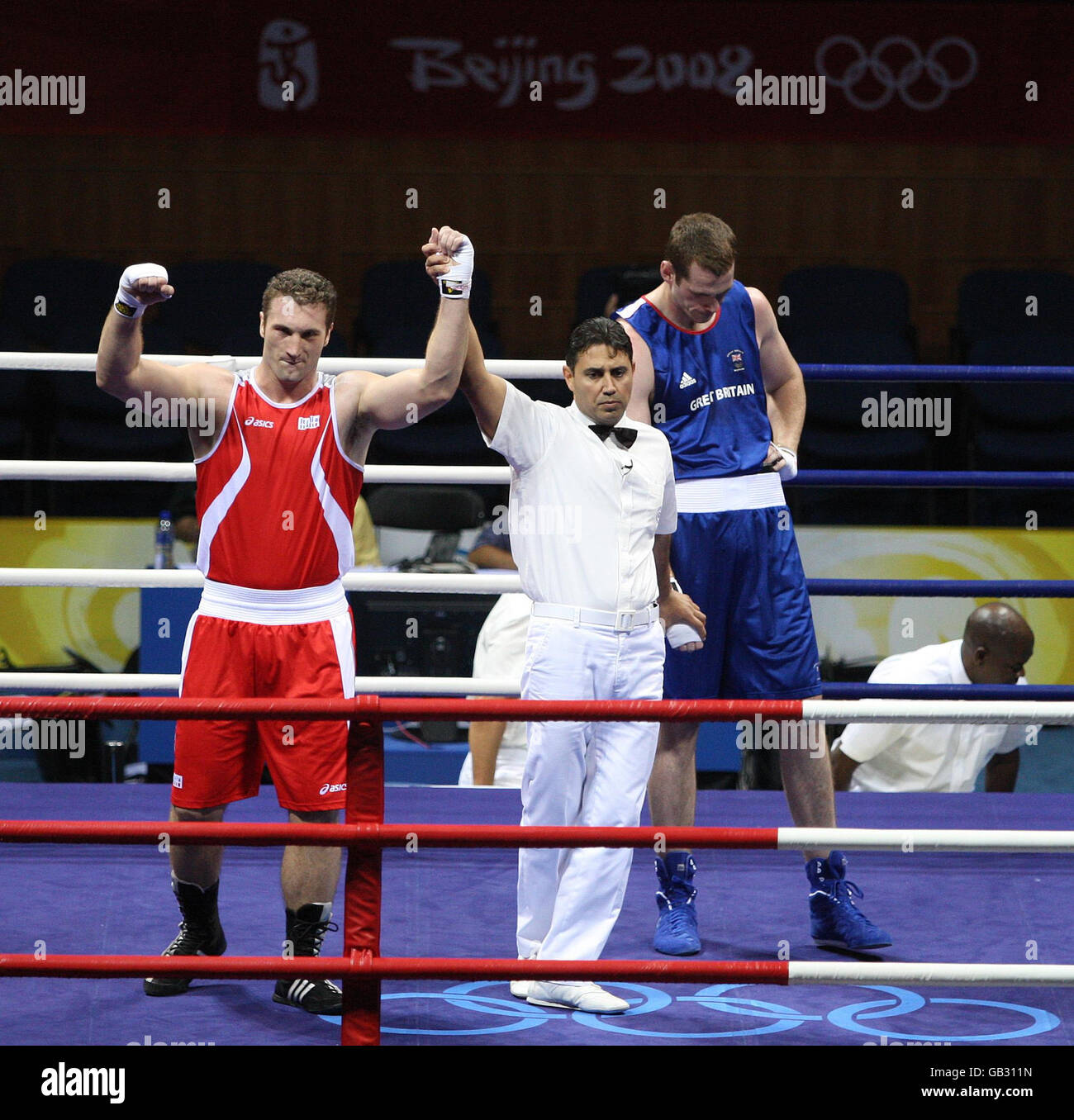 David Price (blu) della Gran Bretagna perde la sua lotta contro Roberto Cammarelle (rosso) dell'Italia nella semifinale di pesi medi al Beijing Workers Gymnasium di Pechino, Cina. Foto Stock