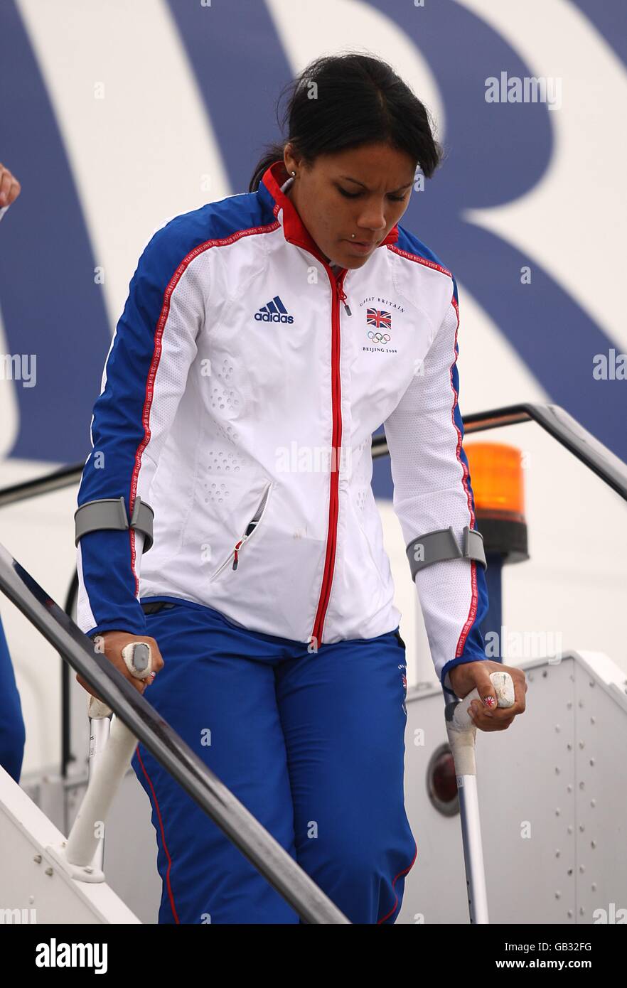 Shanaze Reade lascia l'aereo che porta la squadra olimpica della Gran Bretagna all'aeroporto di Heathrow dopo essere rientrato dai Giochi Olimpici di Pechino, Cina. Foto Stock