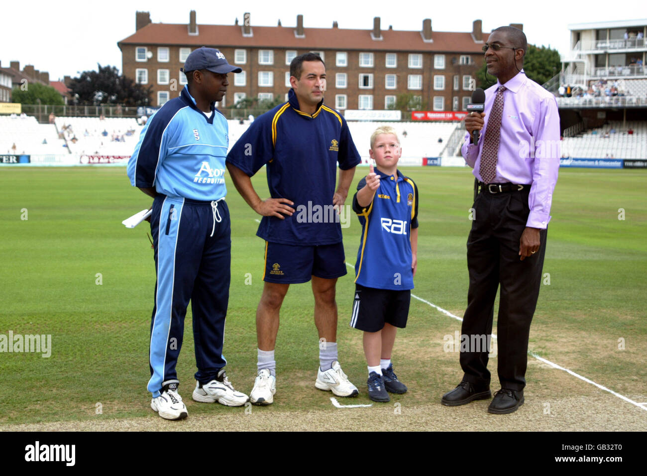Cricket - National Cricket League Division uno - Surrey contro Gloucestershire. Il capitano del Surrey Adam Hollioake (seconda a sinistra) e il capitano del Gloucestershire Mark Alleyne (l) con la mascotte della squadra Foto Stock