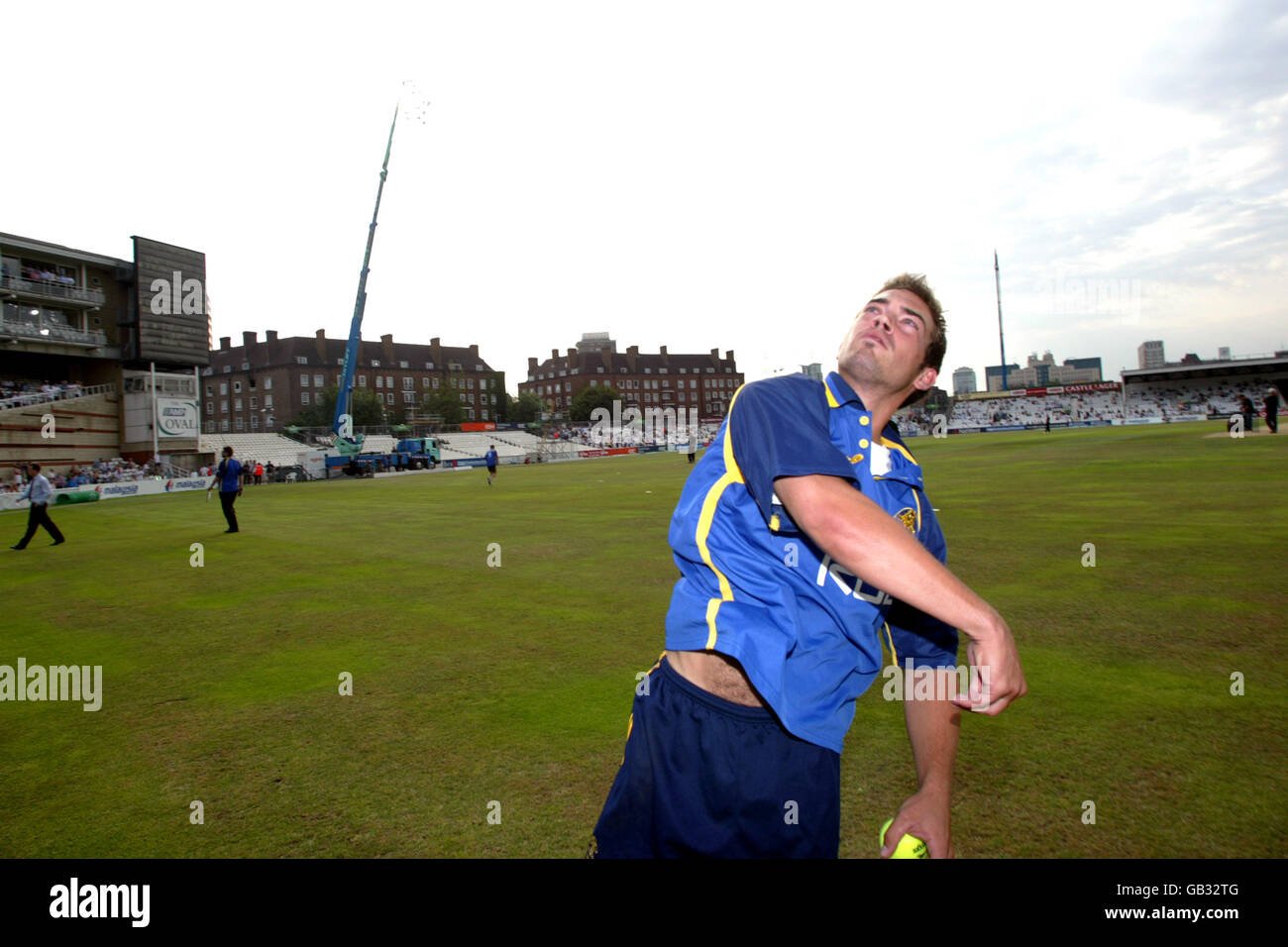 Cricket - National Cricket League Division uno - Surrey contro Gloucestershire. Le palle vengono gettate nella folla all'AMP Oval, casa di Surrey Foto Stock