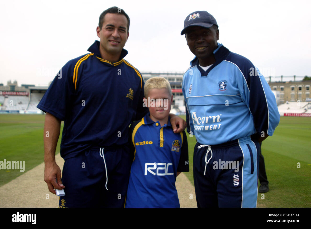 Cricket - National Cricket League Division uno - Surrey contro Gloucestershire. Il capitano del Surrey Adam Hollioake (l) e il capitano del Gloucestershire Mark Alleyne (r) con la mascotte della squadra Foto Stock