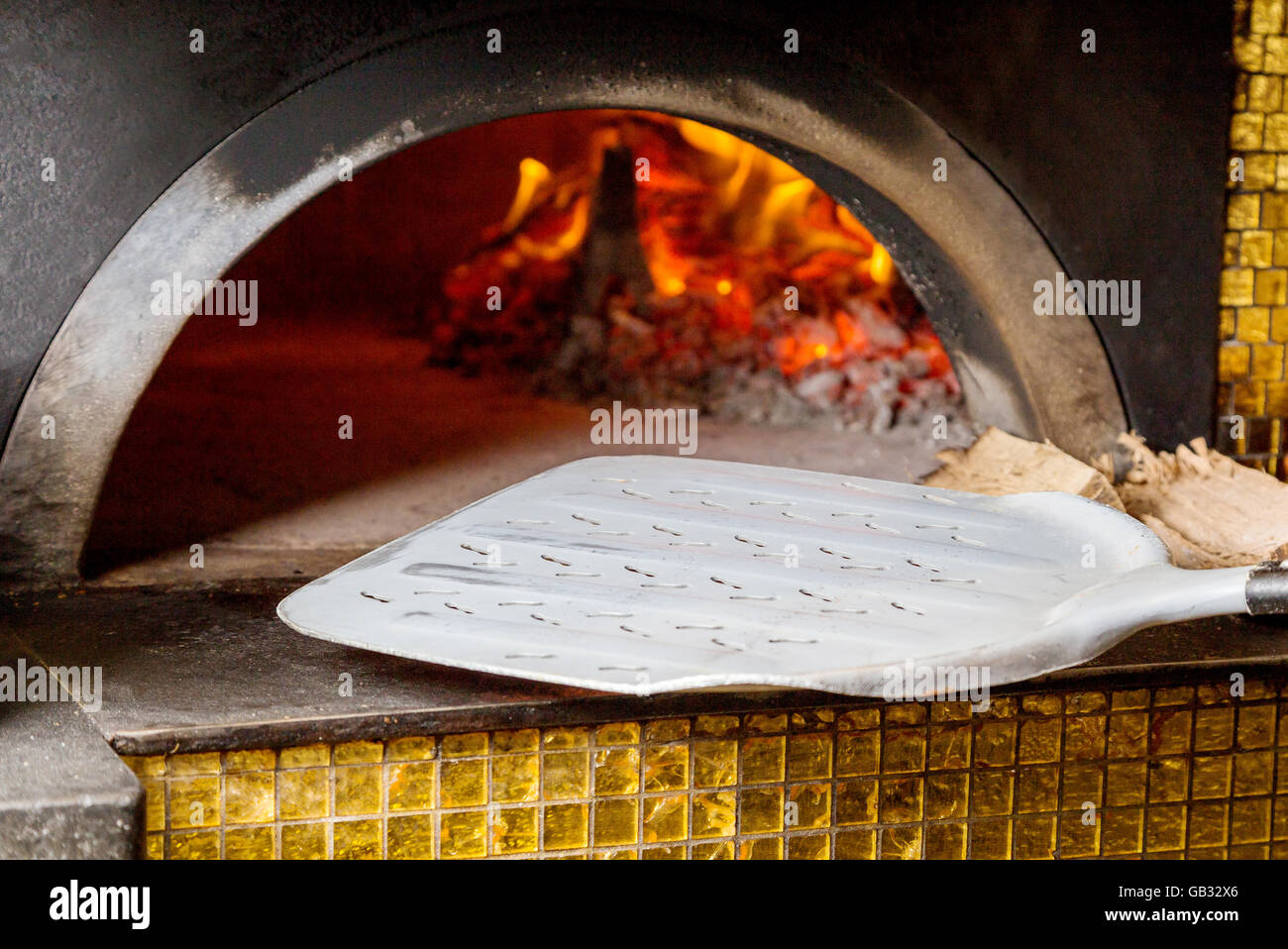 Massive forno per pizza a legna con il fuoco nel forno Foto Stock