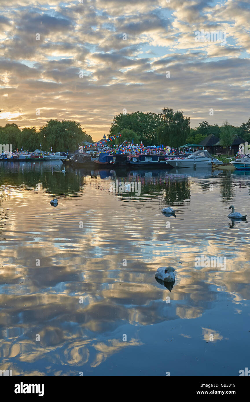 Stratford upon Avon River festival con varie Imbarcazioni da fiume decked out in colorate bunting Foto Stock