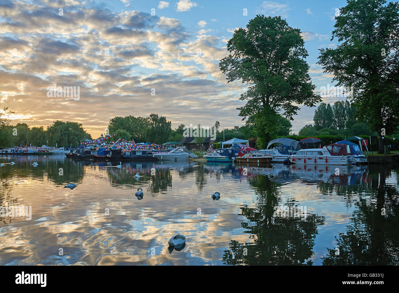 Stratford upon Avon River festival con varie Imbarcazioni da fiume decked out in colorate bunting Foto Stock