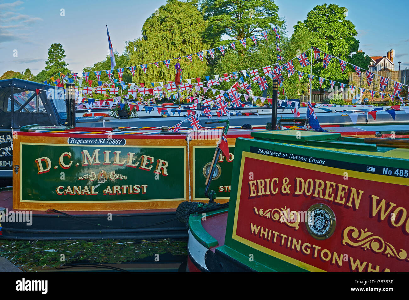 Stratford upon Avon con varie barche sul fiume, adornate in un colorato accatastamento davanti al festival annuale del fiume Foto Stock