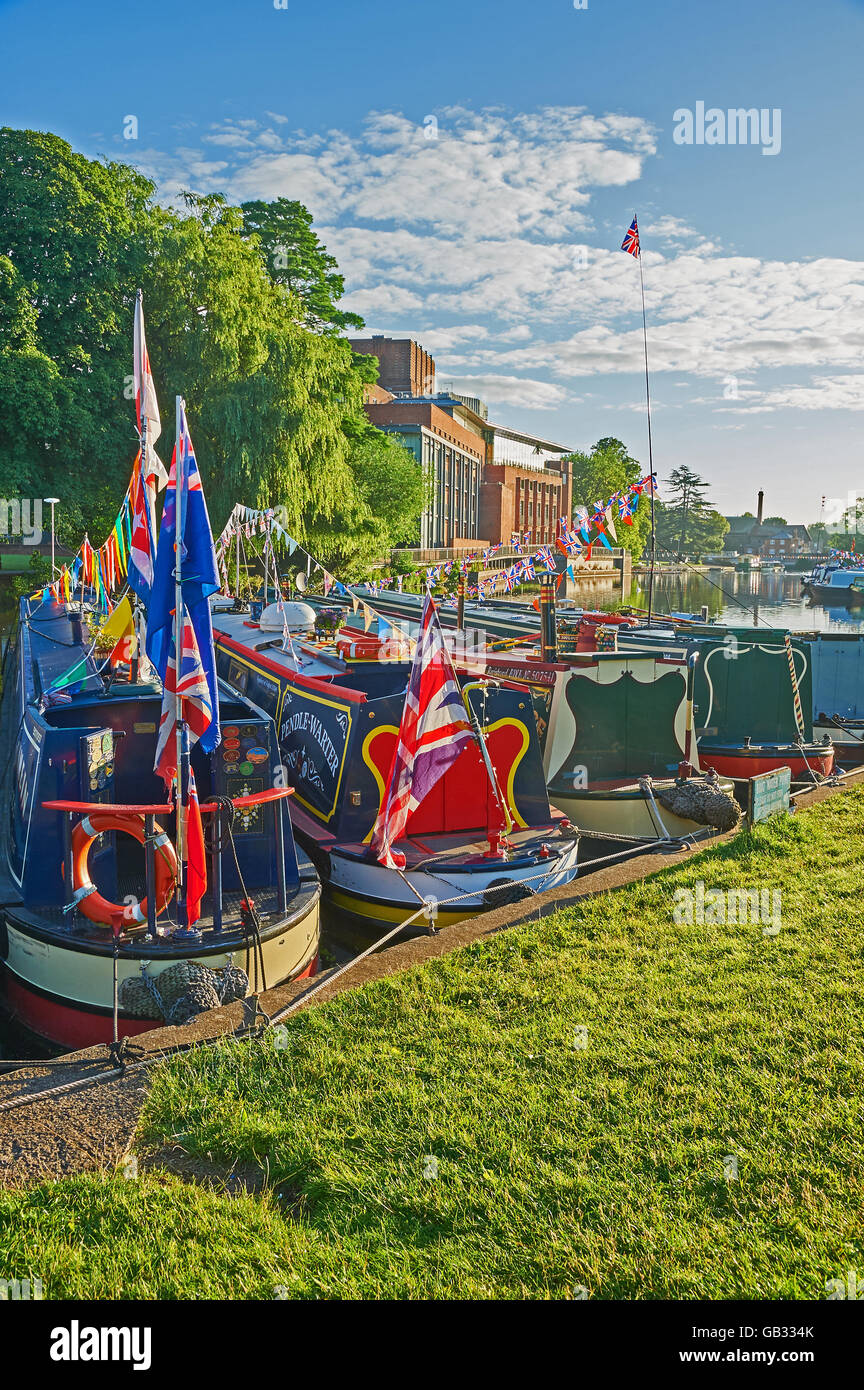 Stratford upon Avon con varie barche sul fiume, adornate in un colorato accatastamento davanti al festival annuale del fiume Foto Stock