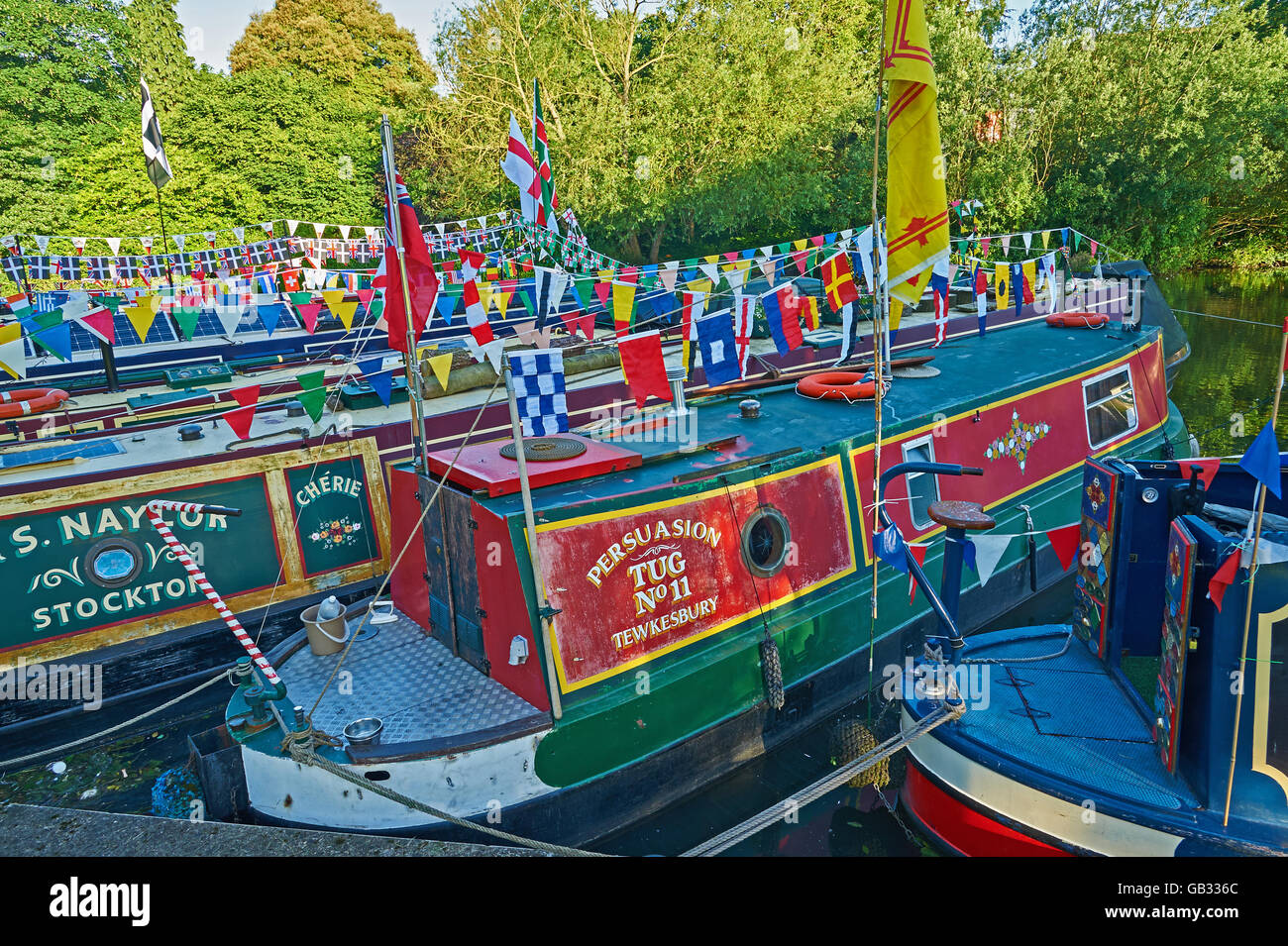 Stratford upon Avon con varie barche sul fiume, adornate in un colorato accatastamento davanti al festival annuale del fiume Foto Stock