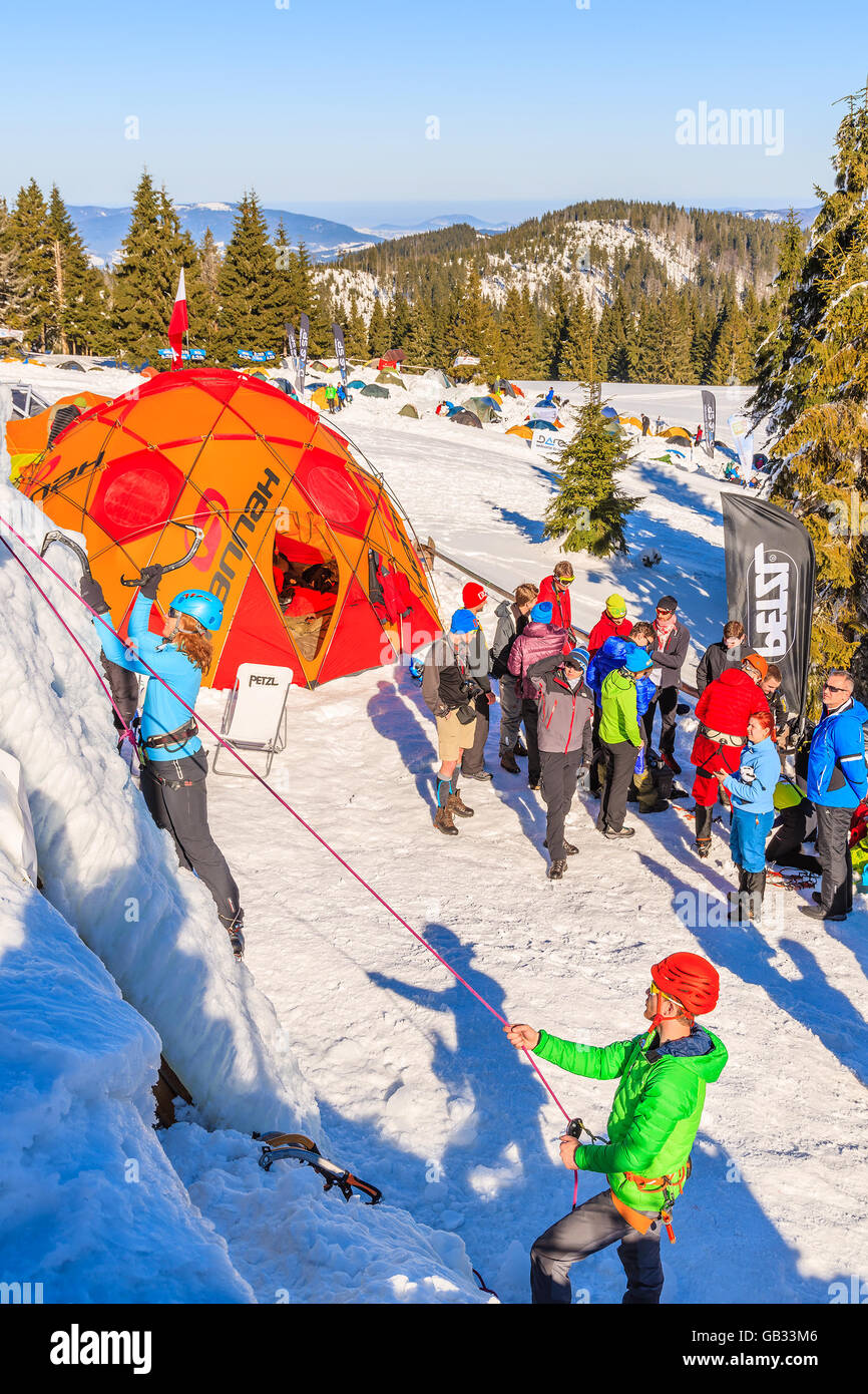 GORCE MONTAGNE, Polonia - Feb 14, 2015: scalatore con ax sulla parete di ghiaccio in inverno camp si trova vicino al rifugio Turbacz. Ogni mese di febbraio Foto Stock