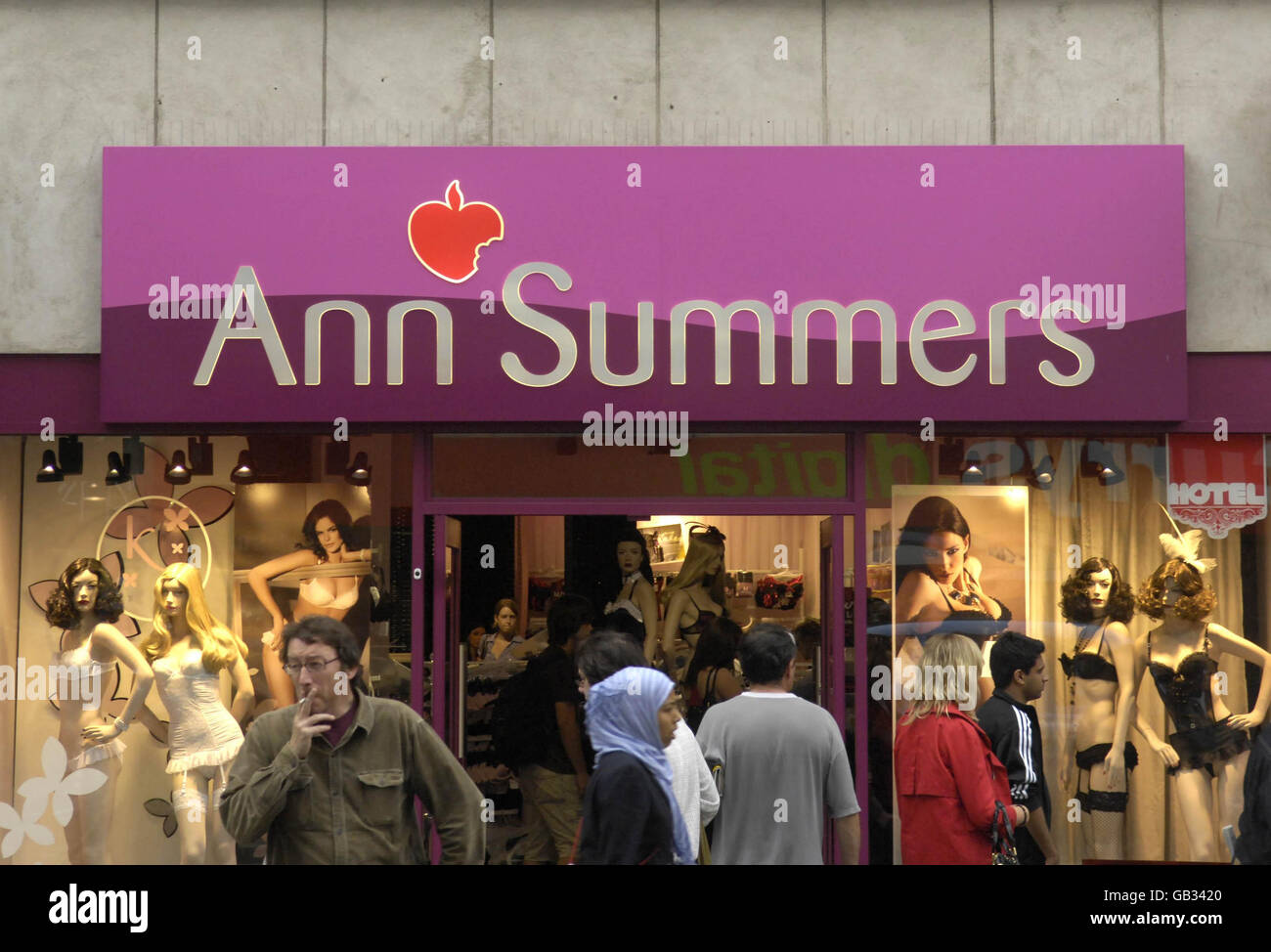 Vista generale degli amanti dello shopping che passano davanti a un negozio Ann Summers su Oxford Street a Londra. Foto Stock