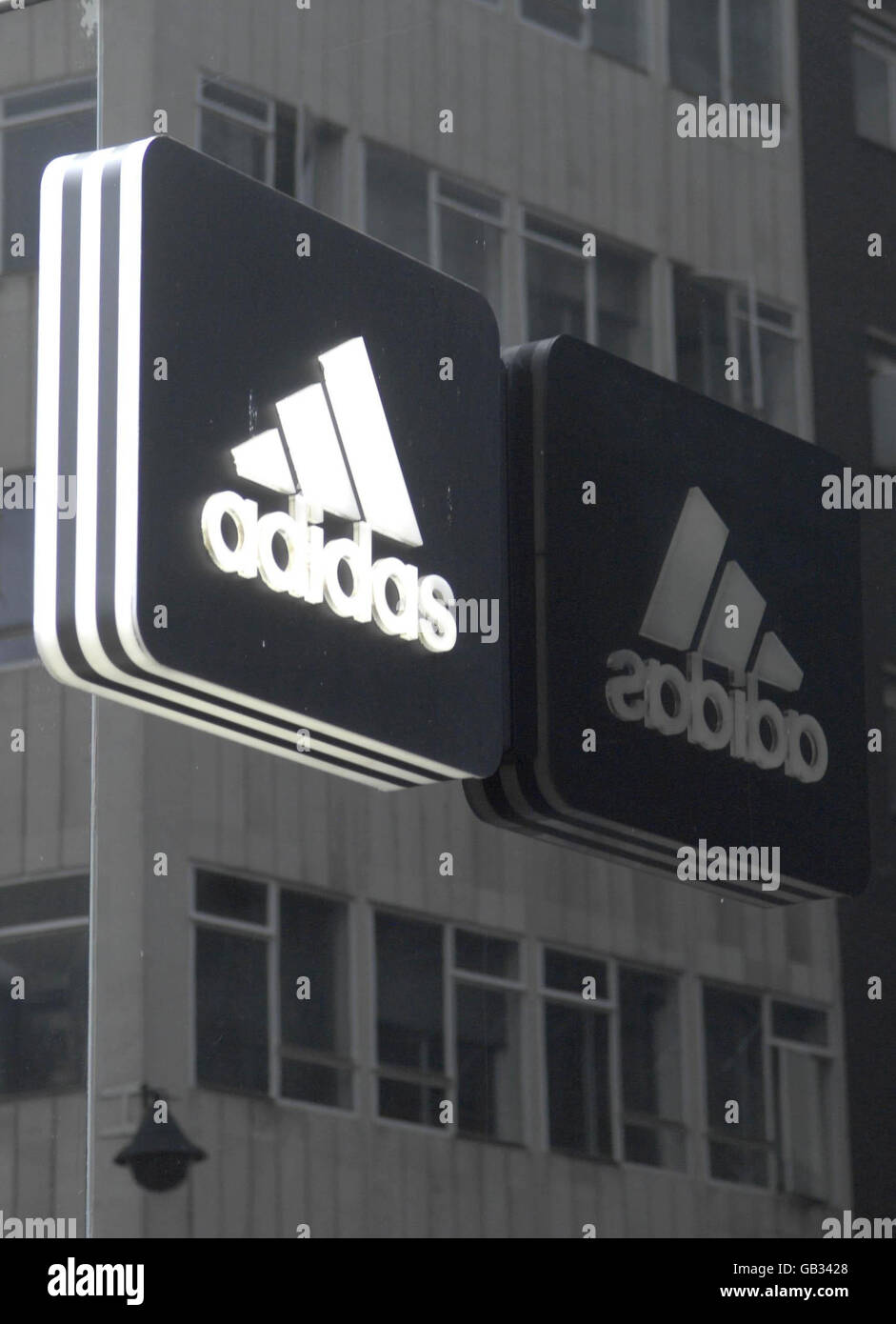 Negozi di Oxford Street. Vista generale di un cartello del negozio Adidas  su Oxford Street a Londra Foto stock - Alamy