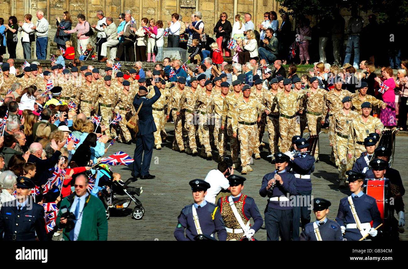 No 3 Squadron RAF Regiment parata attraverso la città di Stamford, Lincolnshire, nel loro abbigliamento da combattimento deserto per segnare la fine di un tour operativo nella provincia di Kandahar, Afghanistan, che ha visto la perdita di due aerei uccisi in azione. Foto Stock