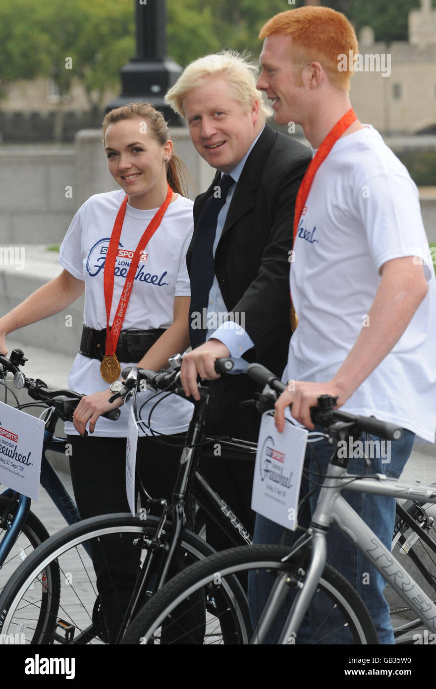 Il sindaco di Londra Boris Johnson (centro) partecipa a una fotocellula con i ciclisti della medaglia d'oro olimpica Victoria Pendleton ed ed Clancy per incoraggiare i londinesi a iscriversi all'evento Sky Sports London Freewheel il 21 settembre. Foto Stock