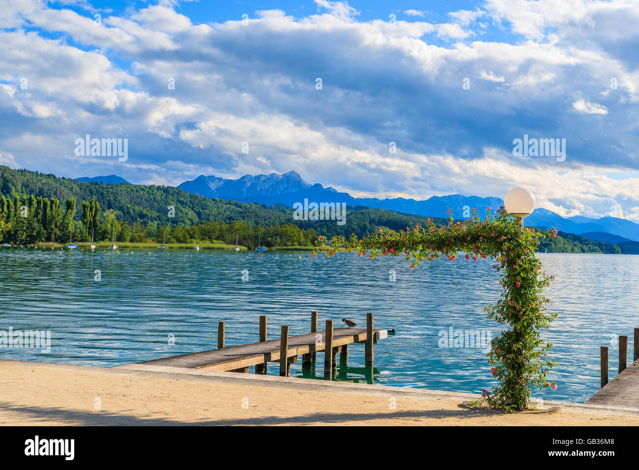 Il molo di legno per ormeggio barche sul lago Worthersee sulla bellissima giornata estiva, Austria Foto Stock