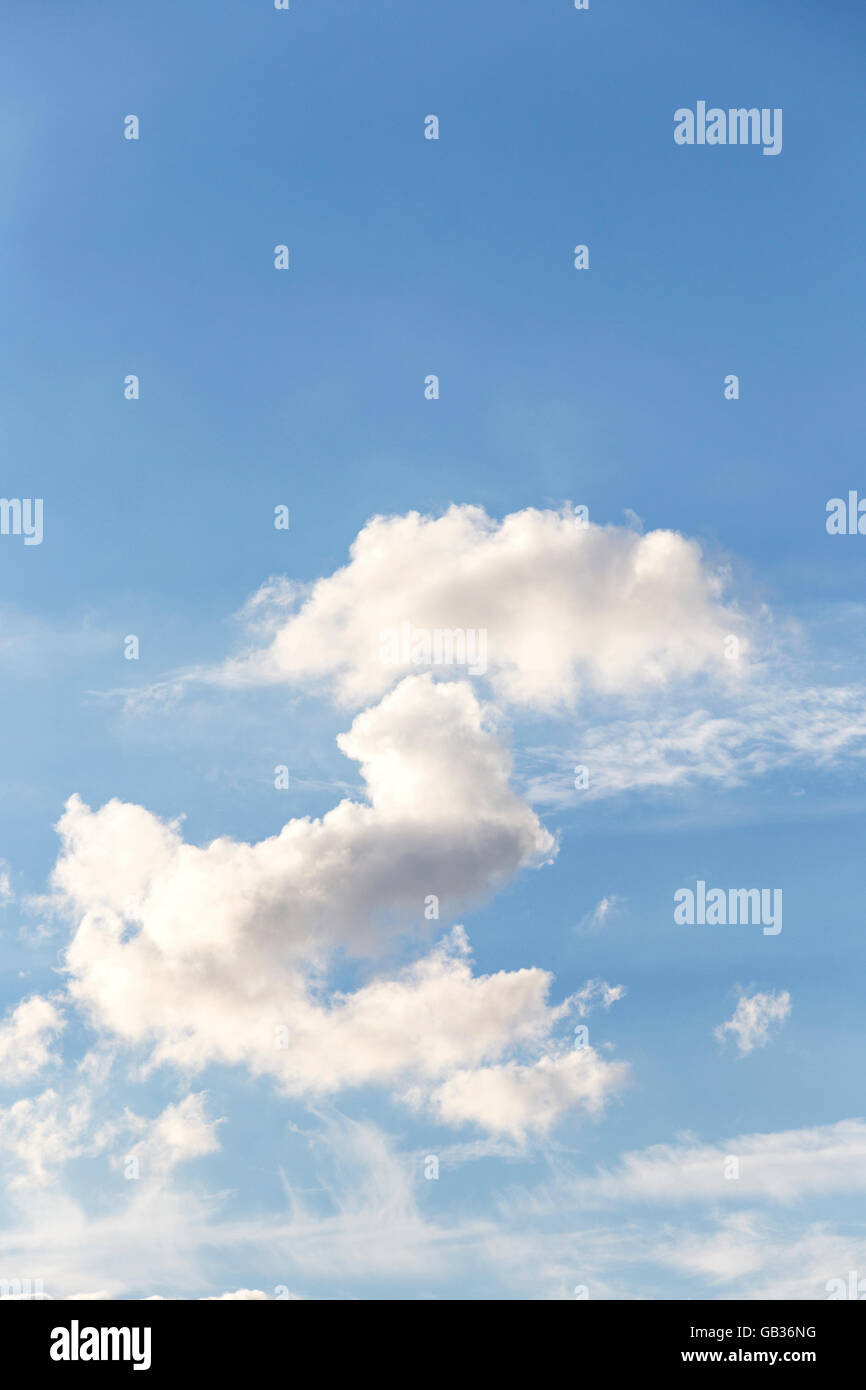 Cumulus nuvole formando un simbolo £ Foto Stock