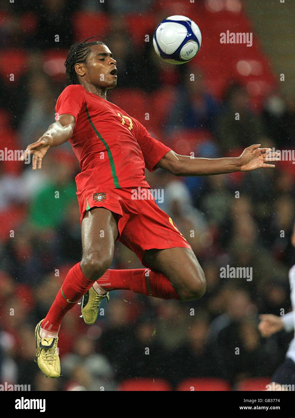 Calcio - Campionato europeo UEFA under 21 2009 Qualifiche - Gruppo 3 - Inghilterra / Portogallo - Stadio di Wembley. Il portoghese Ricardo Vaz te salta in alto per la palla Foto Stock