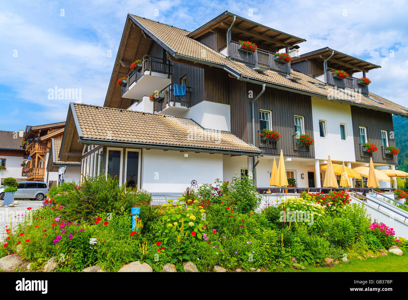 Lago Weissensee, Austria - Lug 6, 2015: tipico alpino guest house sul prato verde in estate paesaggio del lago Weissensee, Austr Foto Stock
