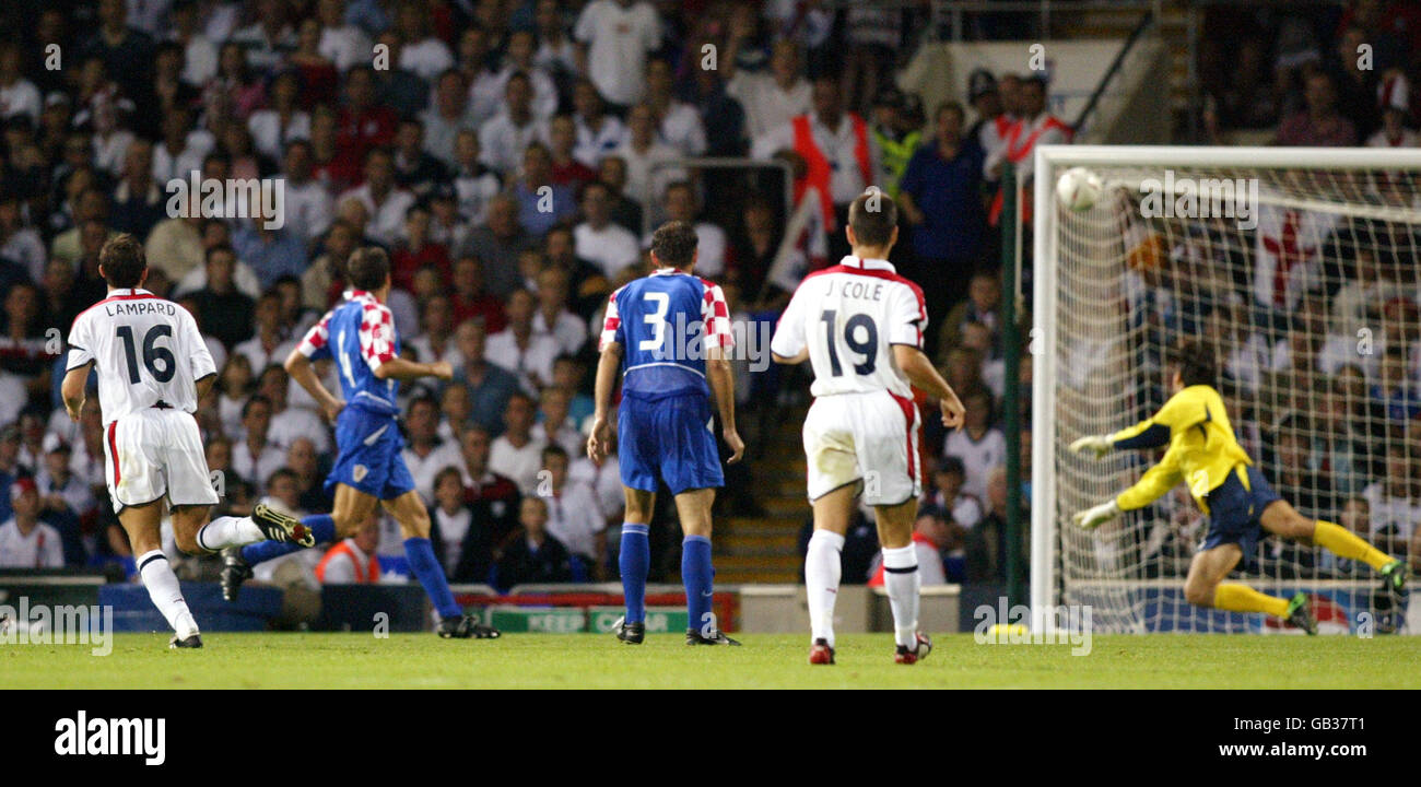 Frank Lampard in Inghilterra guarda il suo colpo volare nell'angolo superiore della rete (3-1) contro Croazia. Foto Stock