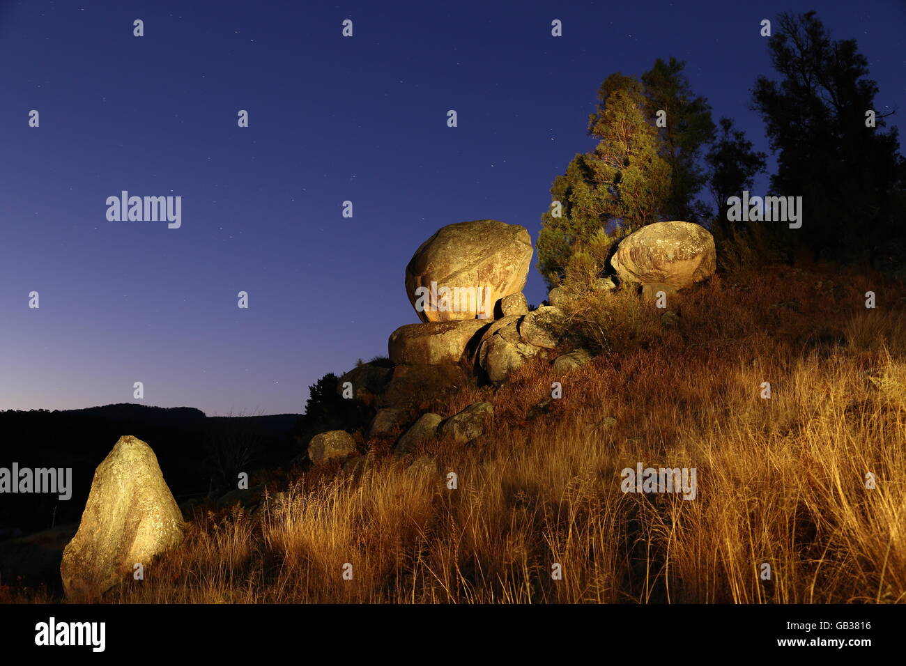 La roccia di granito la funzione 'Tor' (noto anche come Kew-Y-Ahn, e campane Rock) all'Hartley sito storico, vicino Lithgow, NSW. Foto Stock