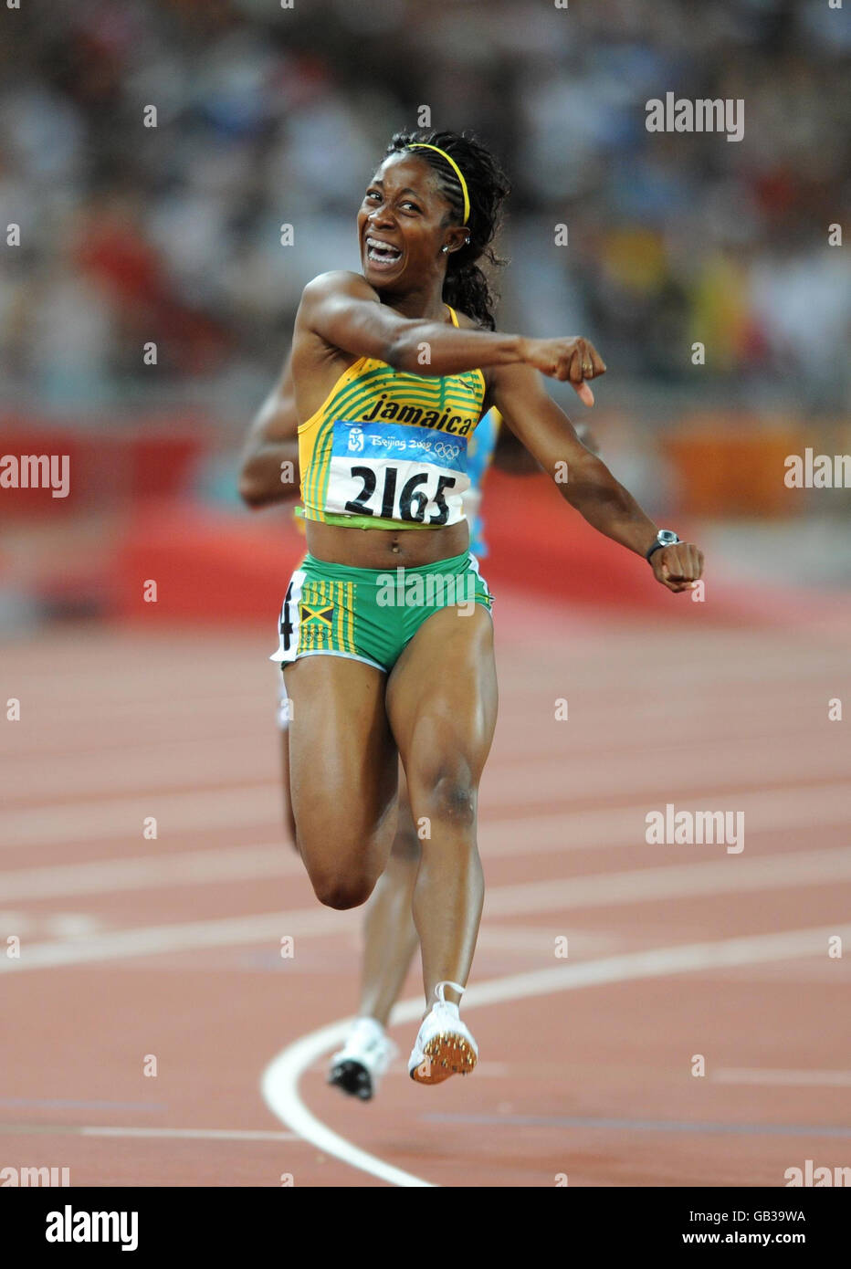 Shelly-Ann Fraser in Giamaica celebra la vittoria della finale femminile di 100 metri nello Stadio Nazionale durante le Olimpiadi di Pechino 2008 in Cina. Foto Stock