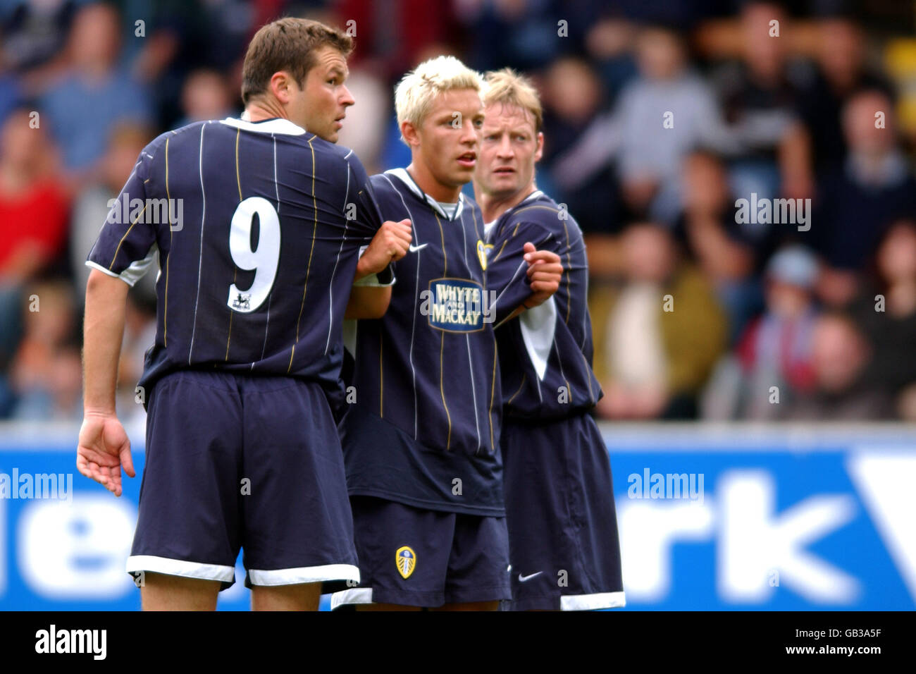 L-R: Mark Viduka, Alan Smith e David Batty di Leeds United si schierano in un muro difensivo Foto Stock