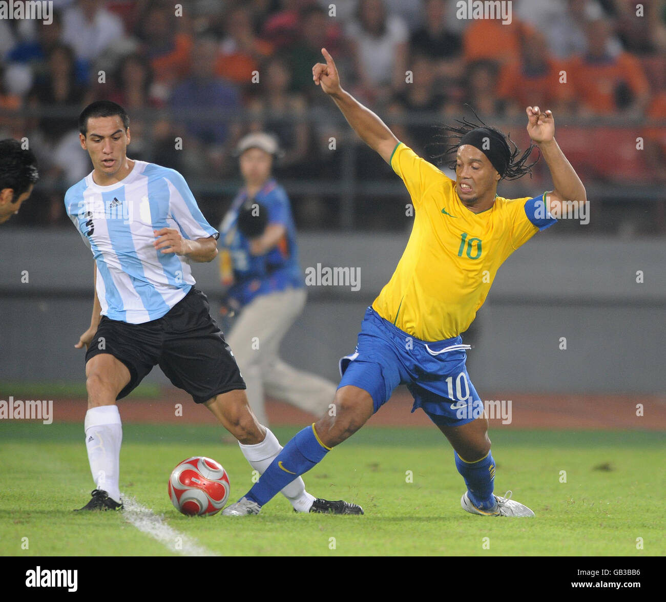 Luciano Monzon argentino e Ronaldinho brasiliano in azione nella semi finale della gara di calcio maschile al Beijing's Workers Stadium. Foto Stock