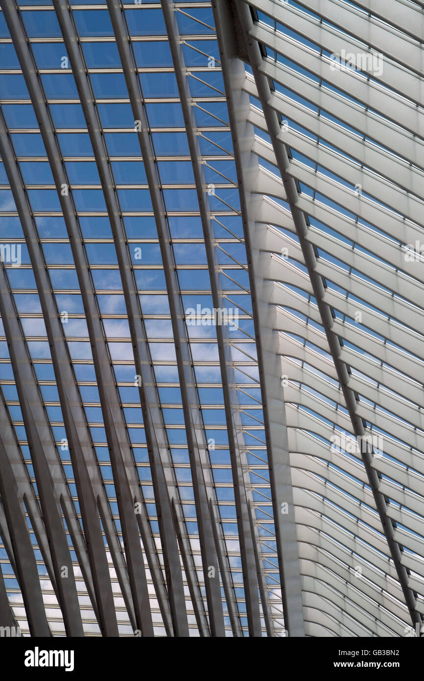 Dettaglio del vetro con tetto in acciaio sulla stazione 2 di giugno , 2012 a Liegi , in Belgio. Questa stazione è progettato dagli Spagnoli architec Foto Stock
