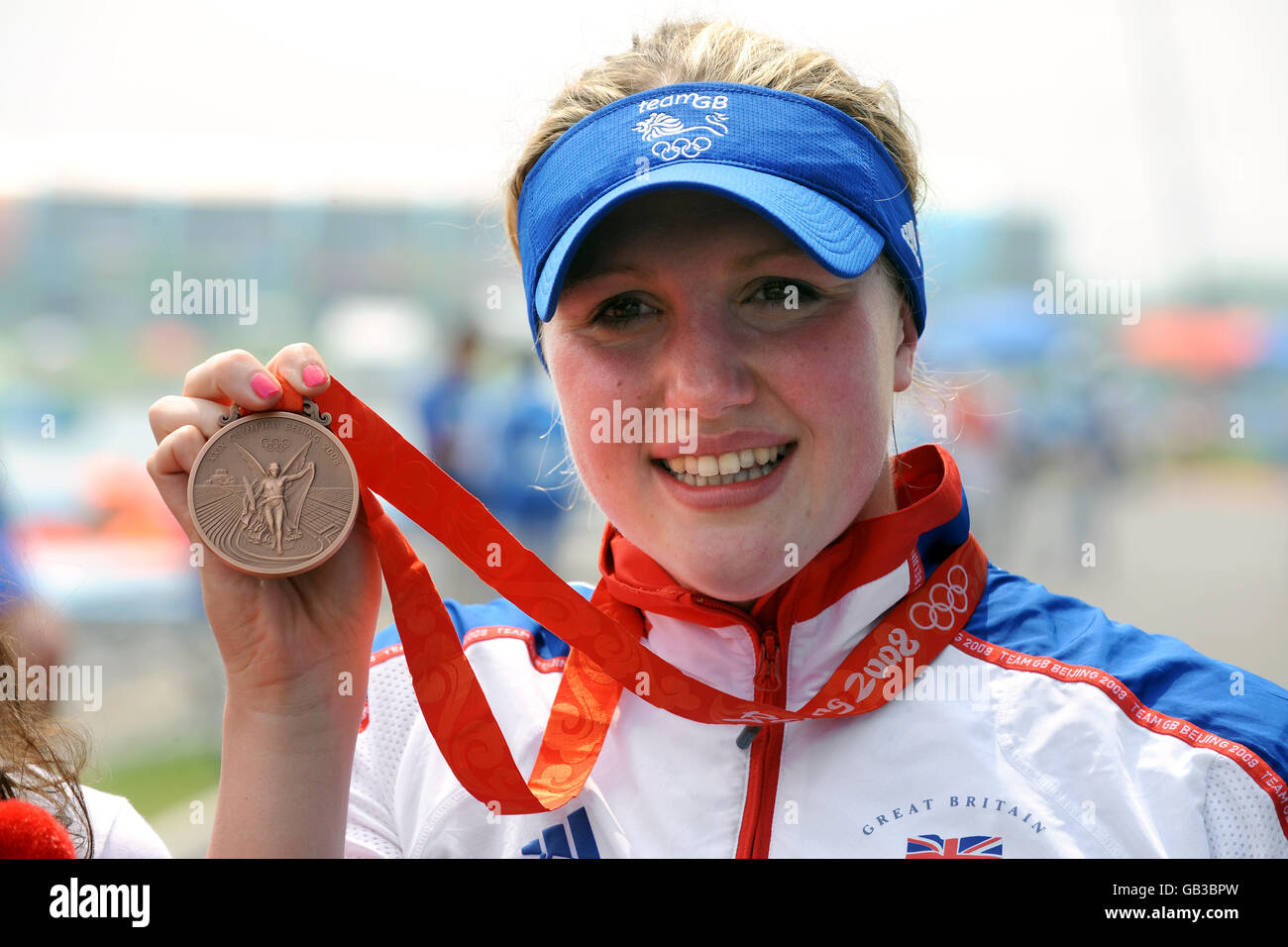 La Gran Bretagna Cassandra Patten con la sua medaglia di bronzo per la maratona di nuoto femminile di 10 km al Parco Olimpico di canottaggio e canoismo Shunyi a Pechino durante i Giochi Olimpici di Pechino del 2008. Foto Stock