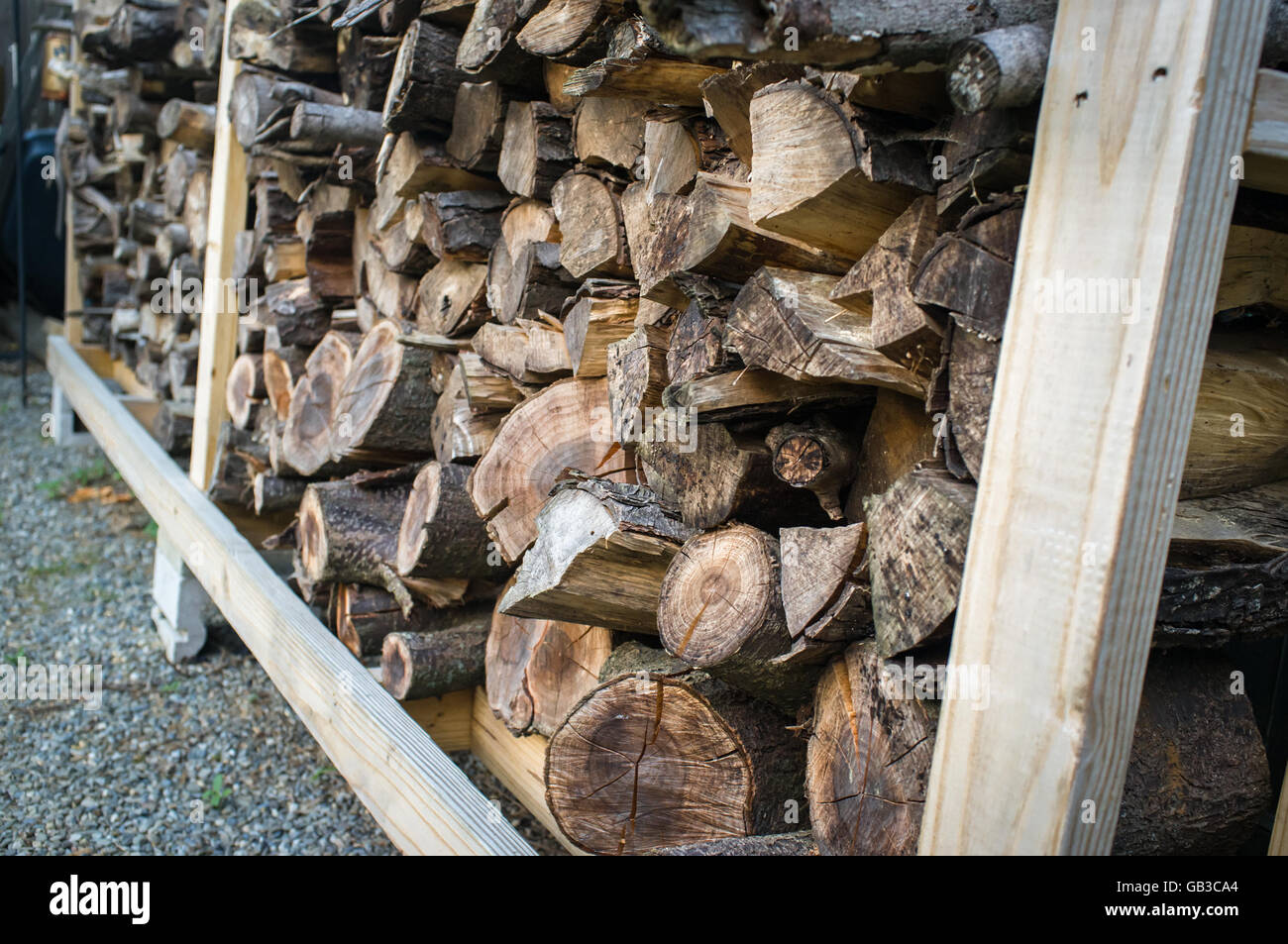 Un sacco di vecchie impilati trito di legna da ardere in texture di sfondo Foto Stock