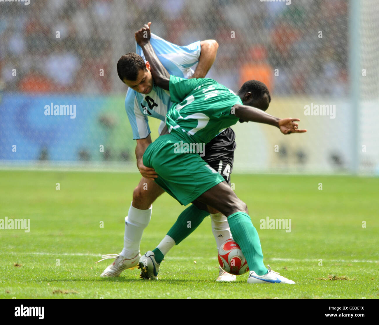 Javier Mascherano dell'Argentina e sani Kiata della Nigeria in the Men's. Concorso di calcio allo Stadio Nazionale di Pechino Foto Stock
