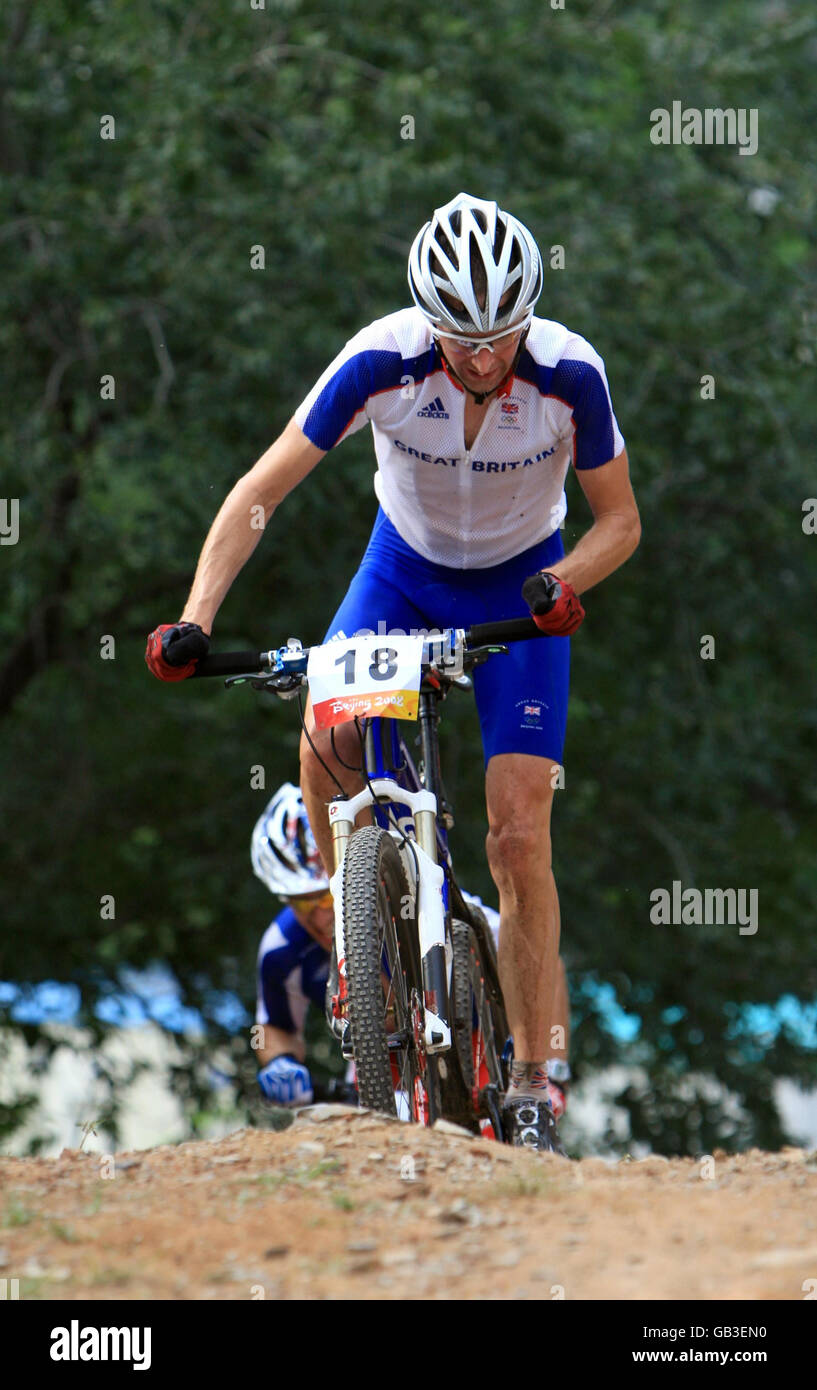 Gran Bretagna Oliver Beckingsale durante la corsa maschile in mountain bike durante i Giochi Olimpici di Pechino 2008, Cina. Foto Stock