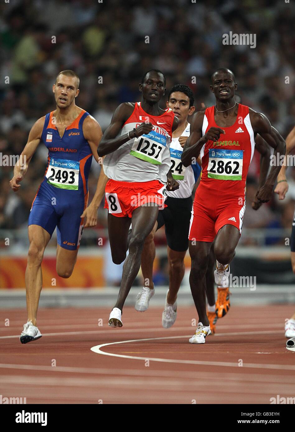 Bahrain's Yusuf Saad Kamel (centro) durante gli uomini 800m Round 1 - Heat 7, allo Stadio Nazionale durante i Giochi Olimpici 2008 a Pechino, Cina. Foto Stock