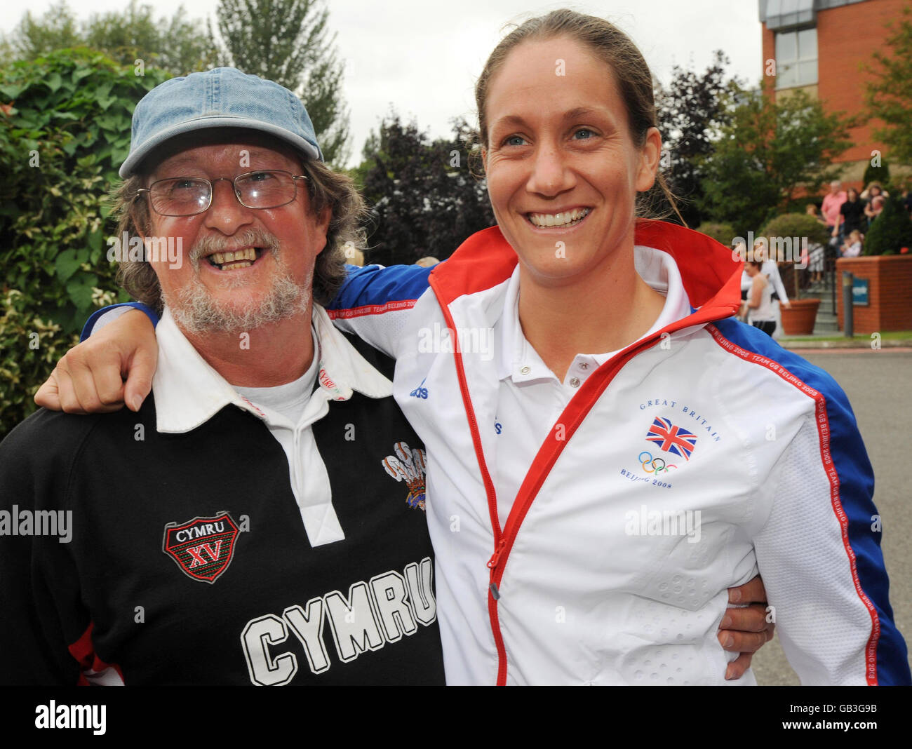 Il coraggioso pesantiere gallese Michaela Breeze, che ha gareggiato con un infortunio alla schiena, è accolto dal padre John a Egham dopo che il team GB è tornato da Pechino oggi, al Runnymede Hotel and Spa a Surrey. Foto Stock