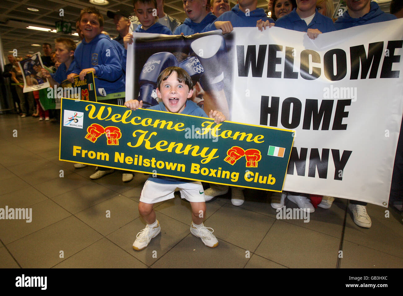 I fan di Irish Boxer Kenny Egan, che ha vinto una medaglia d'argento nei giochi olimpici, aspettano il suo arrivo all'aeroporto di Dublino. Foto Stock