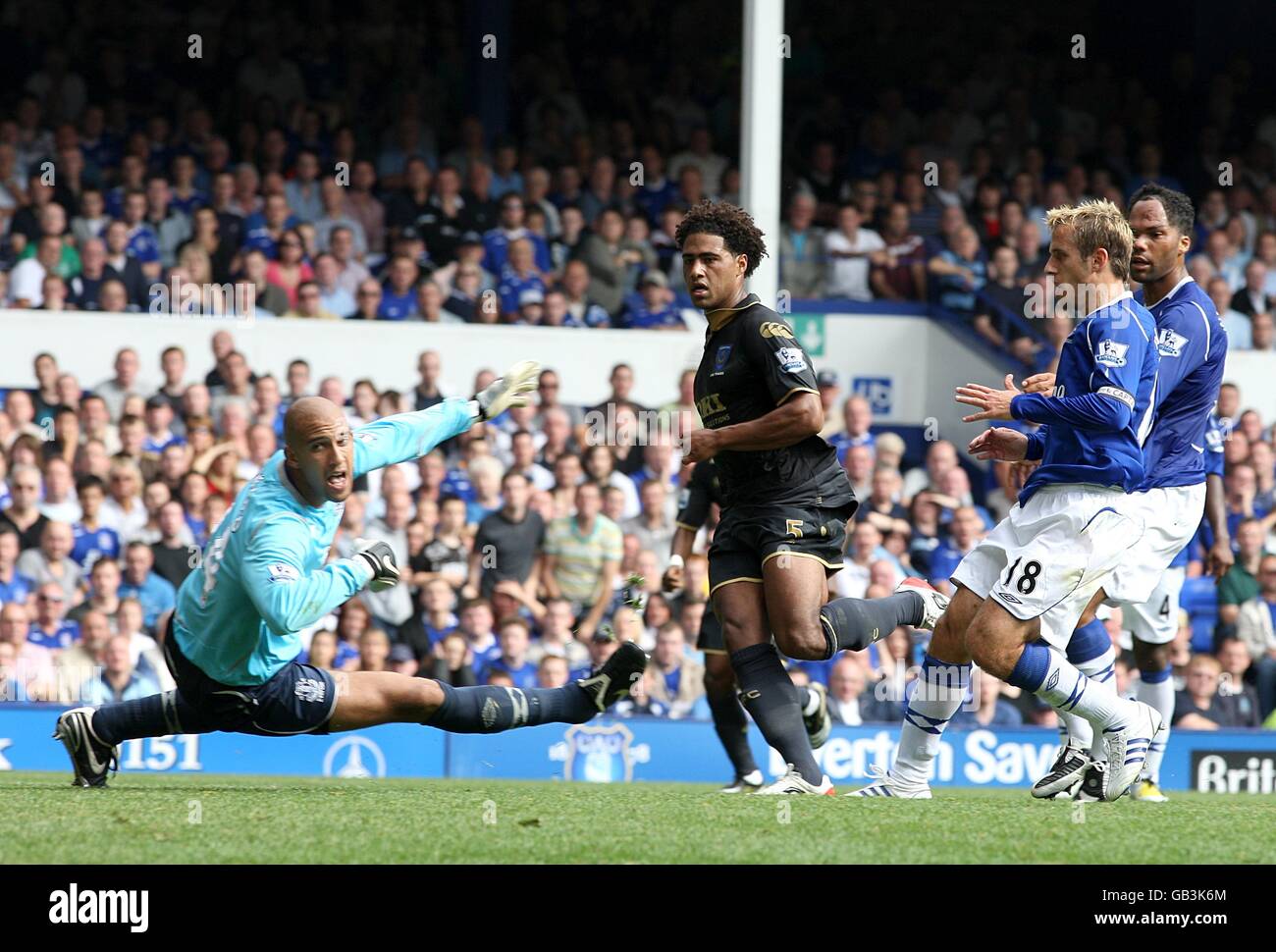Glen Johnson (c) di Portsmouth segna il secondo gol dopo Everton's. Portiere Tim Howard (l) Foto Stock