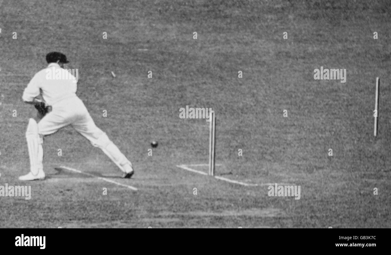 Cricket - The Ashes - Tour Match - Middlesex / Australia - secondo giorno. Il Bert Oldfield dell'Australia è bowled pulito da Gubby Allen del Middlesex (fuori della figura) per 4 Foto Stock