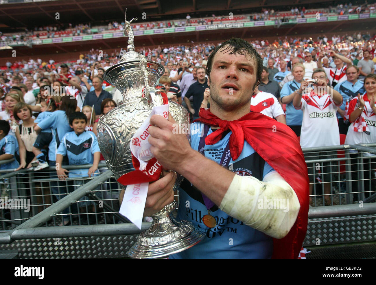 Keiron Cunningham di St Helens festeggia con il trofeo dopo la finale della Carnegie Challenge Cup al Wembley Stadium di Londra. Foto Stock