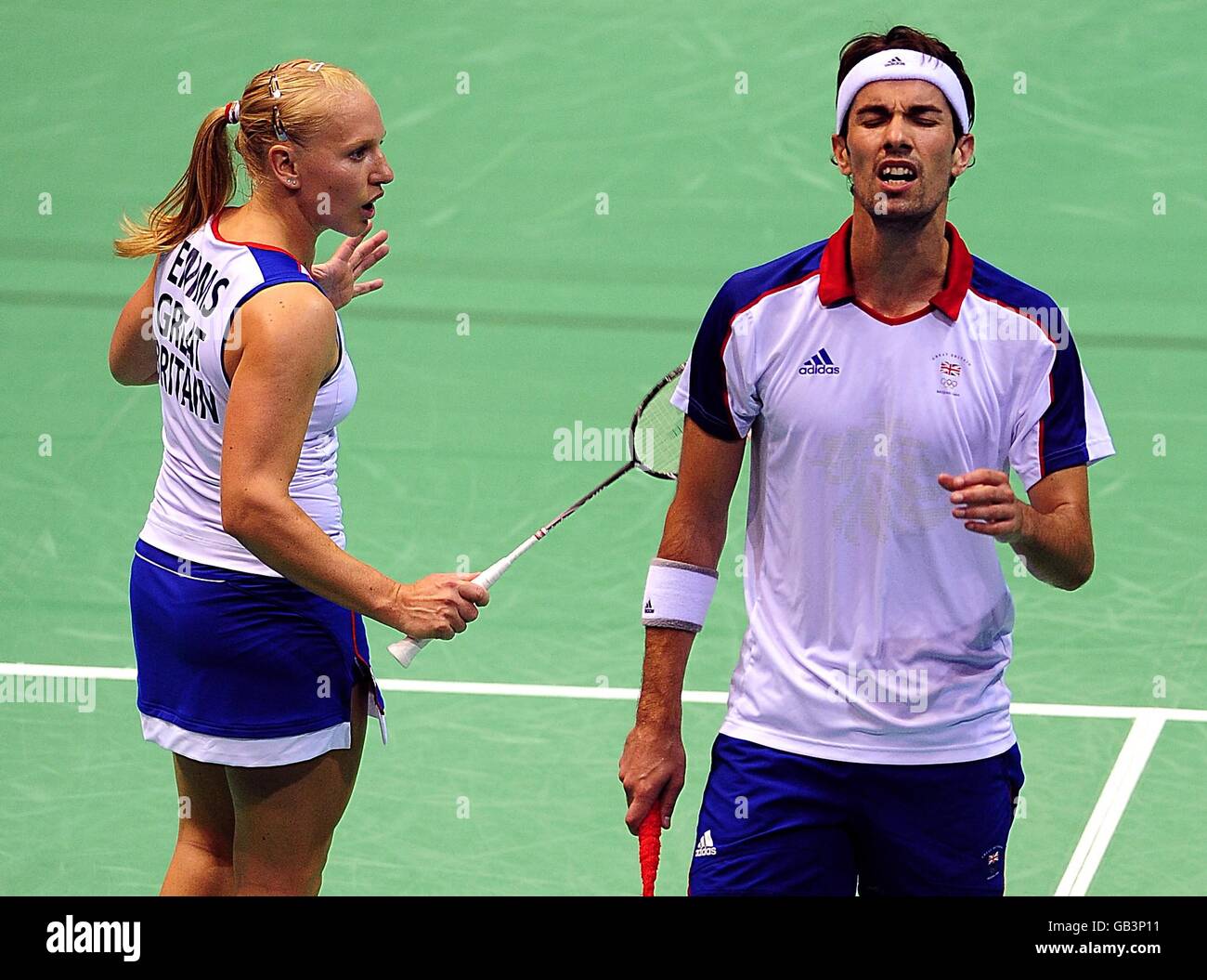 Il duo britannico di badminton Gail EMM (a sinistra) e Nathan Robertson (a destra) poco prima furono picchiati 2-0 alla palestra dell'Università di tecnologia di Pechino durante i Giochi Olimpici del 2008 a Pechino, Cina. Foto Stock