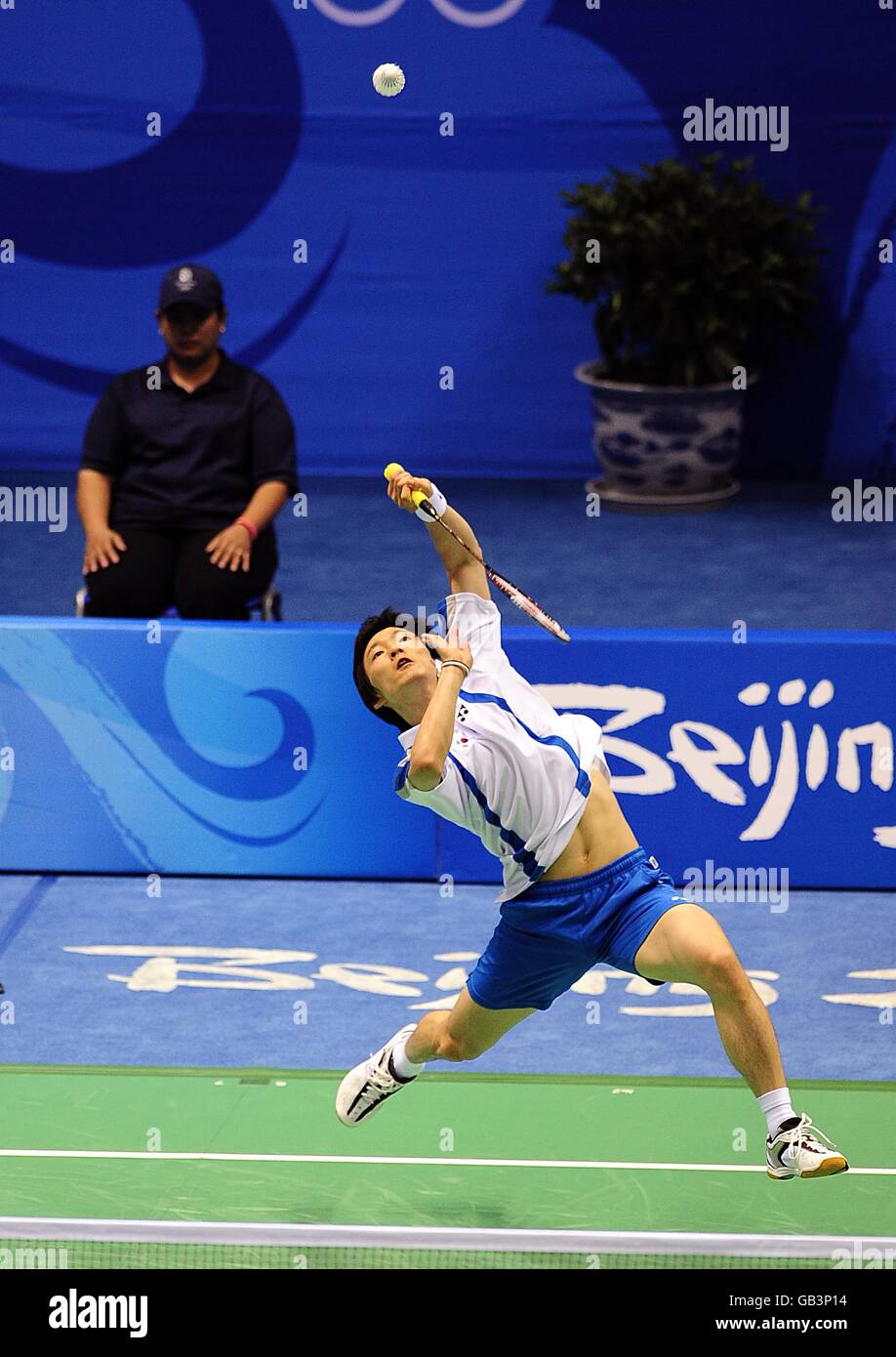 Lee Hyunil della Corea in azione durante i quarti di badminton maschile alla palestra dell'Università di tecnologia di Pechino durante i Giochi Olimpici del 2008 a Pechino, Cina. Hyunil ha vinto la partita 2-0. Foto Stock