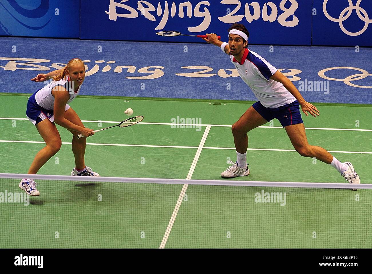 Il duo britannico di badminton Nathan Robertson (a destra) e Gail EMM (a sinistra) in azione durante le finali miste dei due quarti di coda, quando sono stati esclusi dai giochi olimpici della palestra dell'Università di tecnologia di Pechino durante i Giochi Olimpici del 2008 a Pechino, in Cina. Foto Stock
