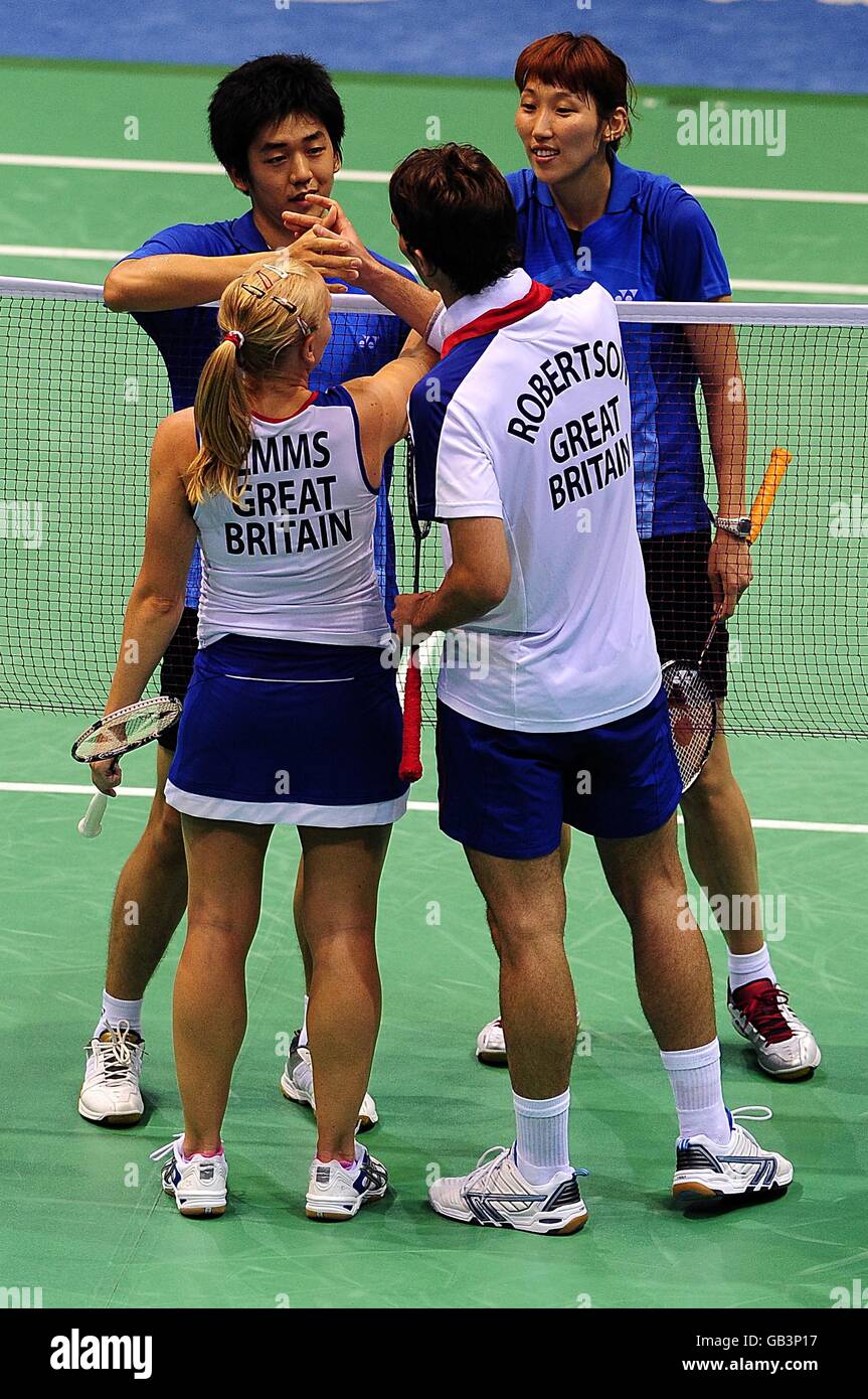 Il deluso duo di badminton britannico Gail EMM (davanti a sinistra) e Nathan Robertson (davanti a destra) stringono le mani con Lee Youngdae (dietro a sinistra) e Lee Hyojung (dietro a destra) dopo che i coreani li hanno battuti 2-0 al Beijing University of Technology Gymnasium durante i Giochi Olimpici del 2008 a Pechino, Cina. Foto Stock