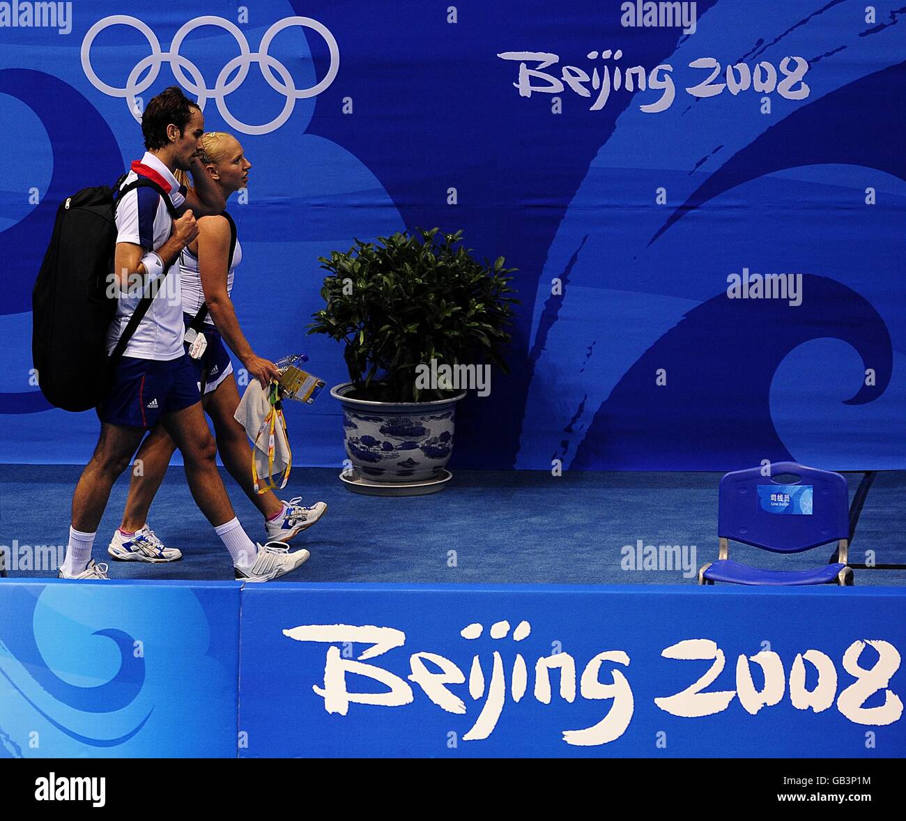 Il deluso duo di badminton britannico Gail EMM (a destra) e Nathan Robertson (a sinistra) si allontanano dalla corte dopo essere stati picchiati 2-0 durante le doppie finali miste di badminton presso la palestra dell'Università di tecnologia di Pechino durante i Giochi Olimpici del 2008 a Pechino, Cina. Foto Stock