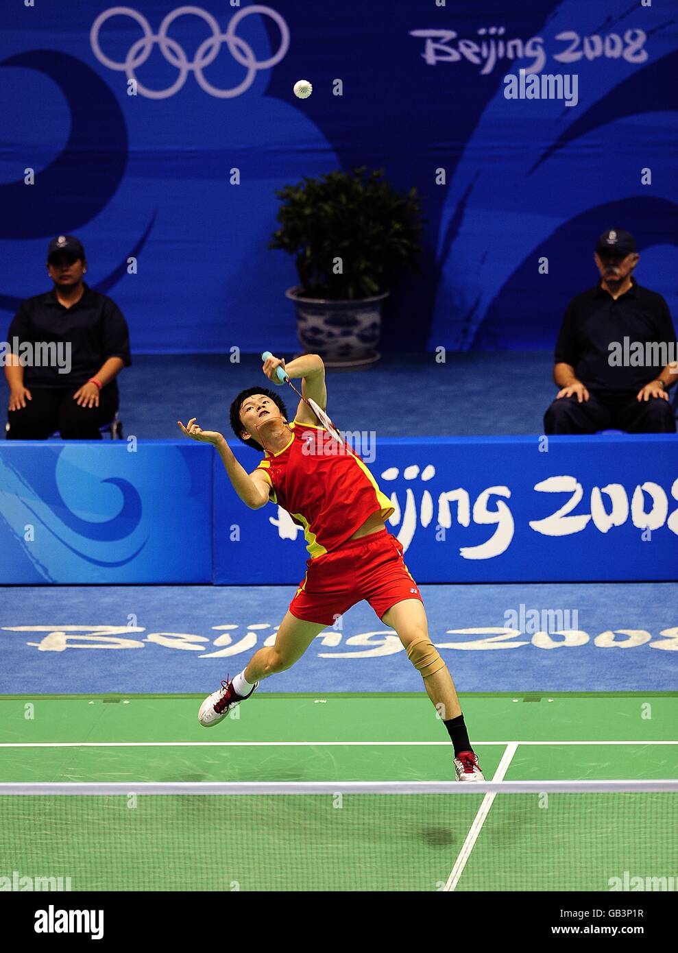 Cina Boa Chunlai in azione nei quarti di badminton maschile singoli alla Beijing University of Technology Gymnasium durante i Giochi Olimpici del 2008 a Pechino, Cina. Chunlai ha perso la partita 0-2. Foto Stock