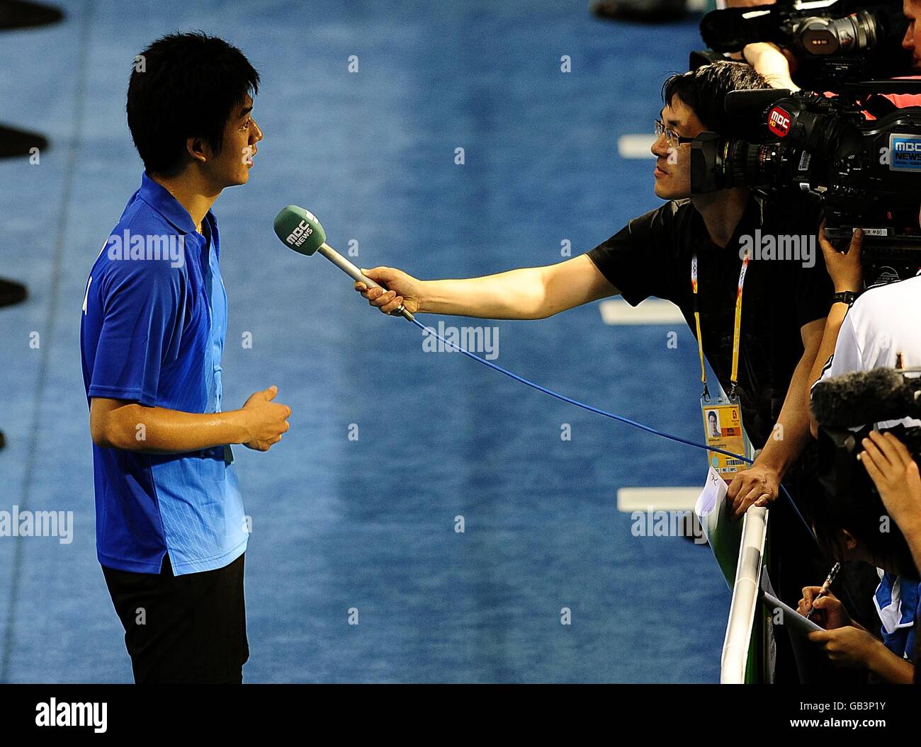 I Lee Yongdae della Corea parlano alla stampa dopo aver sbattito gli inglesi dalle quarti di finale del badminton doppio misto al Beijing University of Technology Gymnasium durante i Giochi Olimpici di Pechino, Cina, 2008. Yongdae e il suo partner, Lee Hyojung, hanno vinto la partita 2-0. Foto Stock