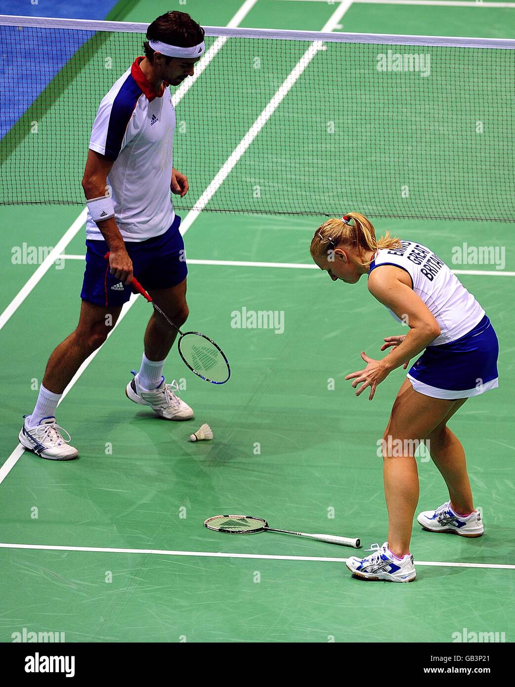 La stella britannica di badminton Gail EMM getta giù il suo racket di badminton nella frustrazione dopo che lei ed il suo socio di badminton Nathan Robertson sono stati battuti 2-0 nei quarti doppi misti di badminton al gymnasium dell'università di tecnologia di Pechino durante i Giochi Olimpici 2008 a Pechino, Cina. Foto Stock