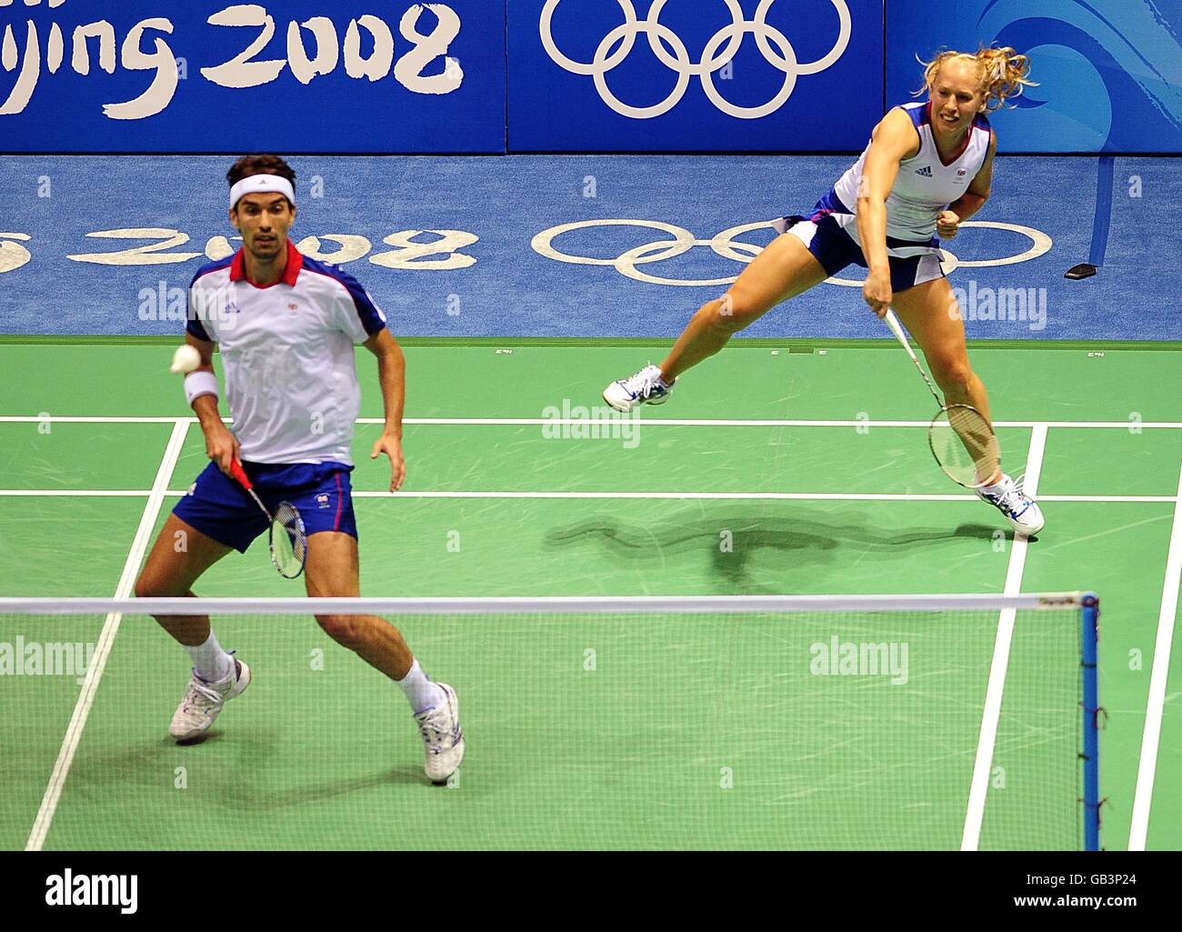 Il duo britannico di badminton Nathan Robertson (a sinistra) e Gail EMM (a destra) in azione durante le finali miste dei due quarti di coda, quando sono stati esclusi dai giochi olimpici dell'Università di tecnologia di Pechino durante i Giochi Olimpici del 2008 a Pechino, Cina. Foto Stock