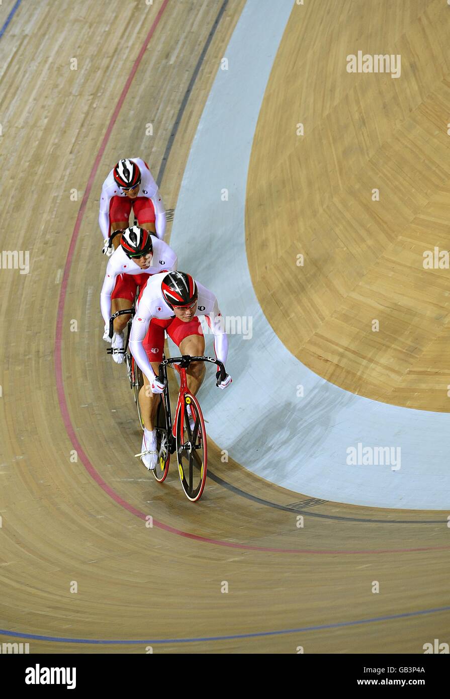 La squadra polacca in azione durante il primo round dell'evento Track Cycling Men's Team Sprint al Losham Velodrome di Pechino, in Cina, durante i Giochi Olimpici di Pechino 2008. Foto Stock