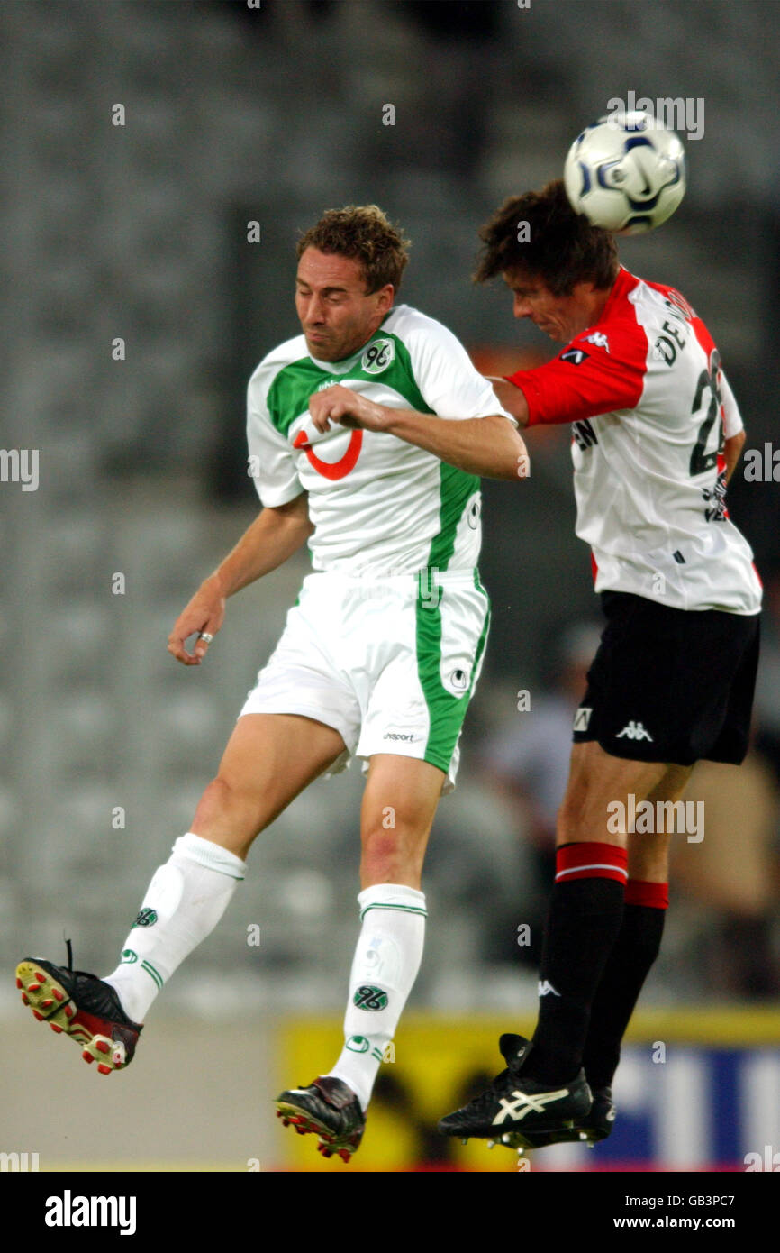 Calcio - Alpen Cup 2003 - Feyenoord contro Hannover 96. Gerard De Nooiger di Feyenoord e Jan Simak (l) di Hannover Oscar combattono per la palla Foto Stock