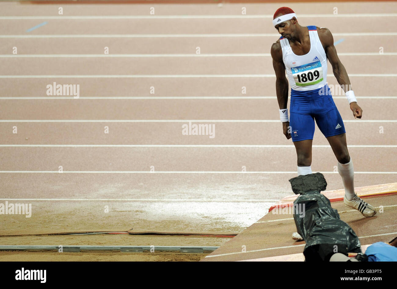 Phillips Idowu della Gran Bretagna reagisce dopo aver fallito con il suo sesto salto nella finale del Triple Jump allo Stadio Nazionale di Pechino durante i Giochi Olimpici di Pechino 2008 in Cina. Foto Stock