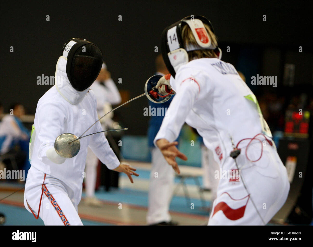 Heather della Gran Bretagna cadde (a sinistra) in azione contro Sylwia Czwojdzinska della Polonia (a destra) nella disciplina di scherma del Pentathlon moderno delle donne alle Olimpiadi di Pechino del 2008, Cina. Foto Stock