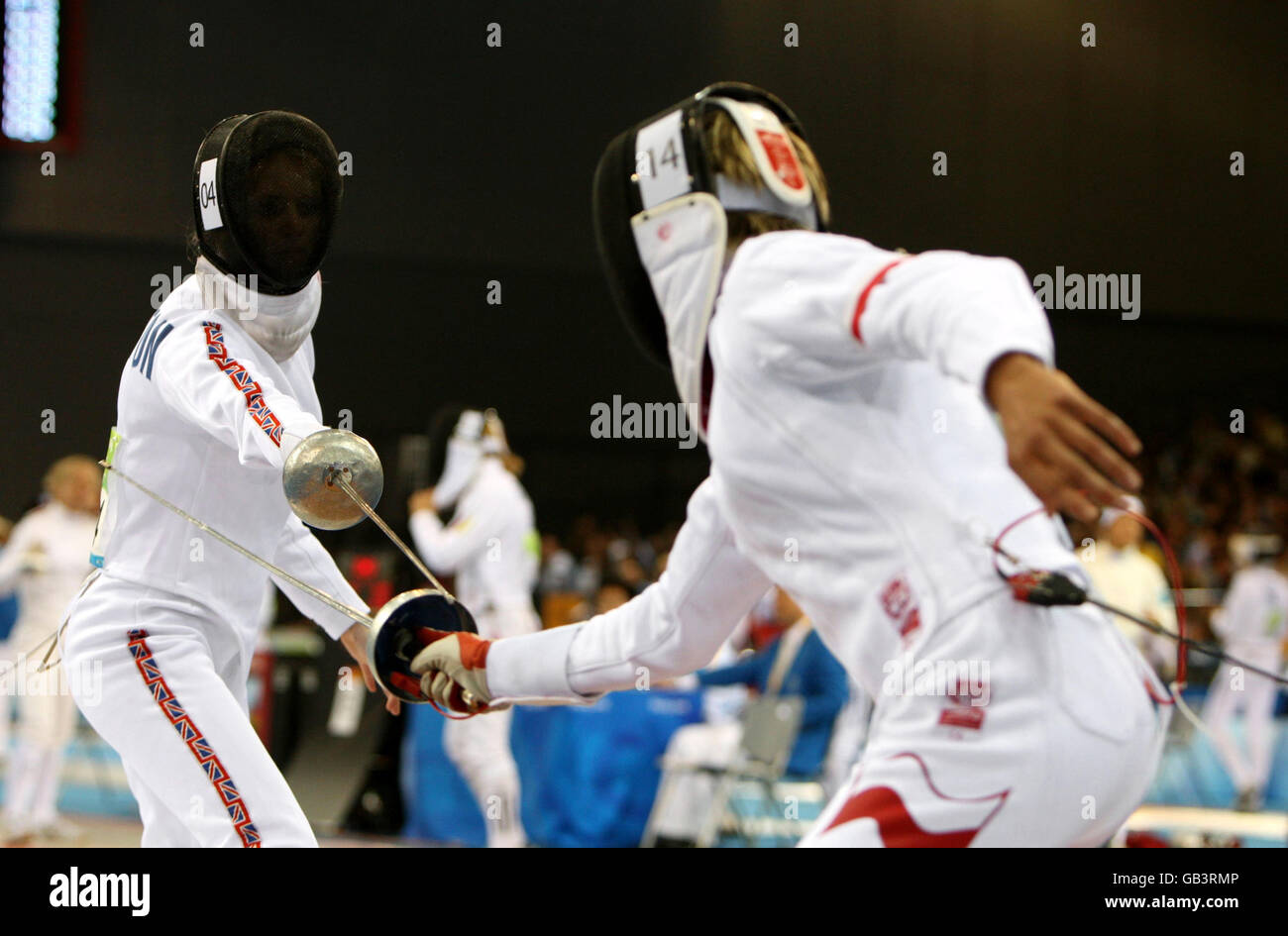 Katy Livingston (a sinistra) della Gran Bretagna in azione contro Sylwia Czwojdzinska (a destra) della Polonia nella disciplina di scherma del Pentathlon moderno delle donne alle Olimpiadi di Pechino del 2008, in Cina. Foto Stock